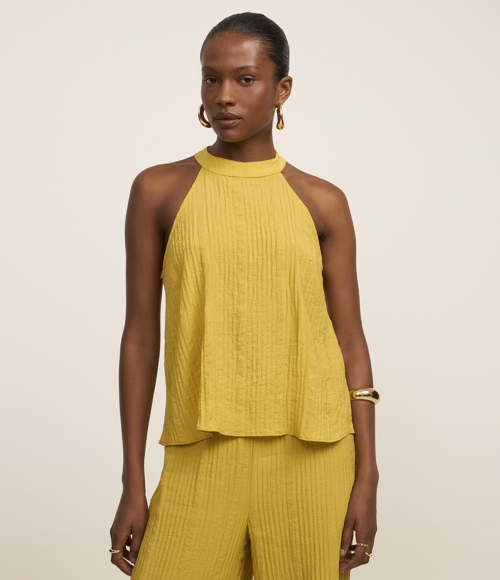 Blusa Texturizada em Anarruga com Gola Halter Verde 1