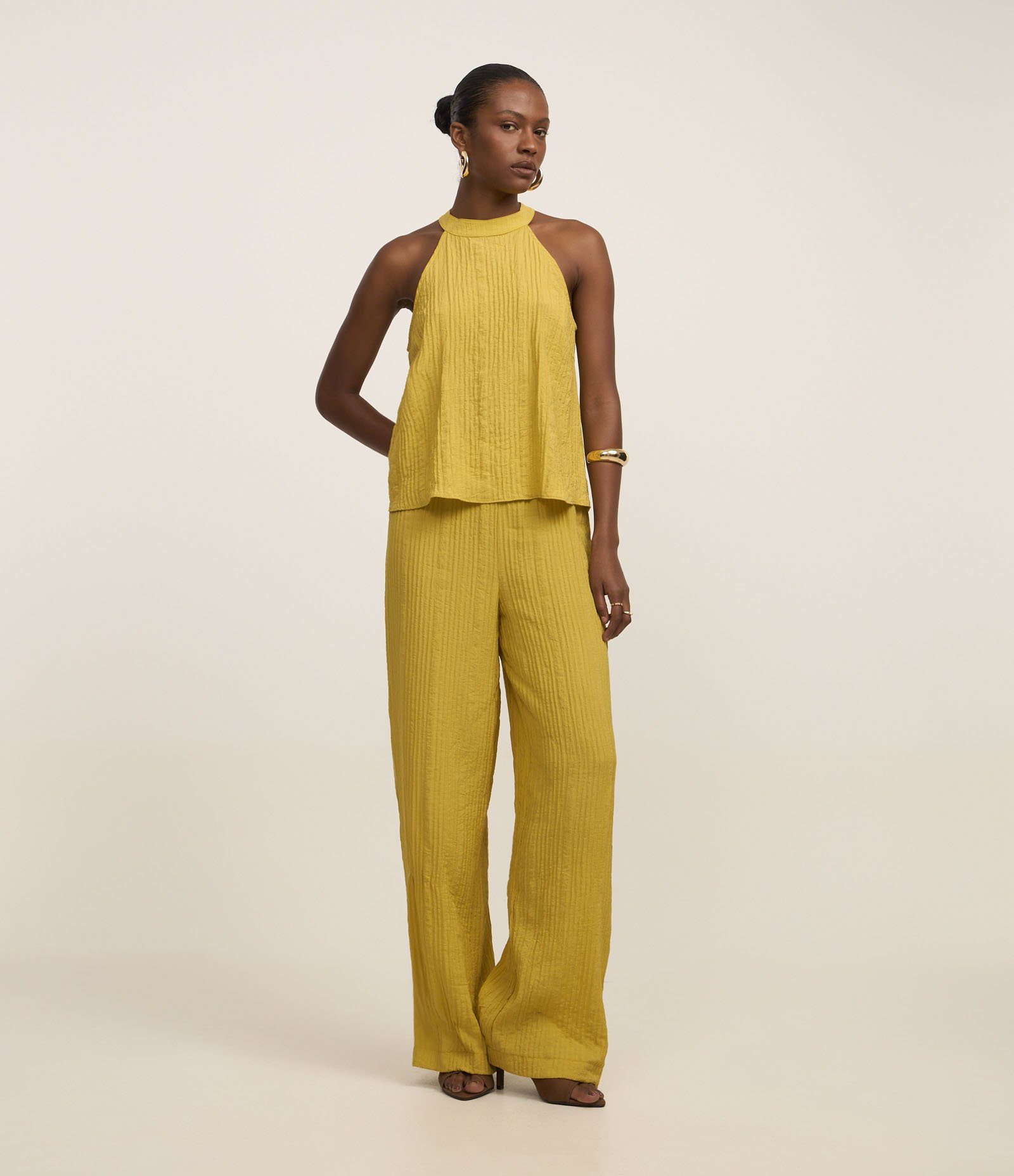 Blusa Texturizada em Anarruga com Gola Halter Verde 2