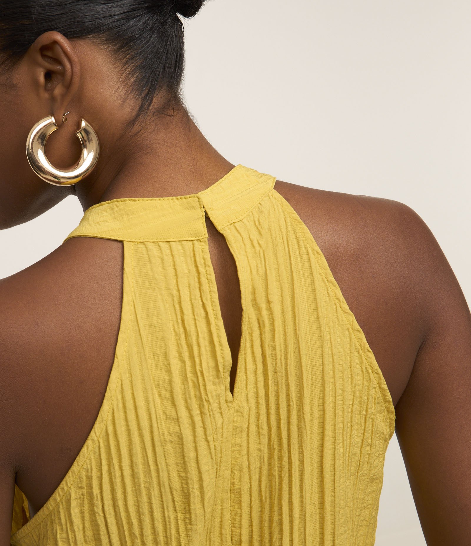 Blusa Texturizada em Anarruga com Gola Halter Verde 4