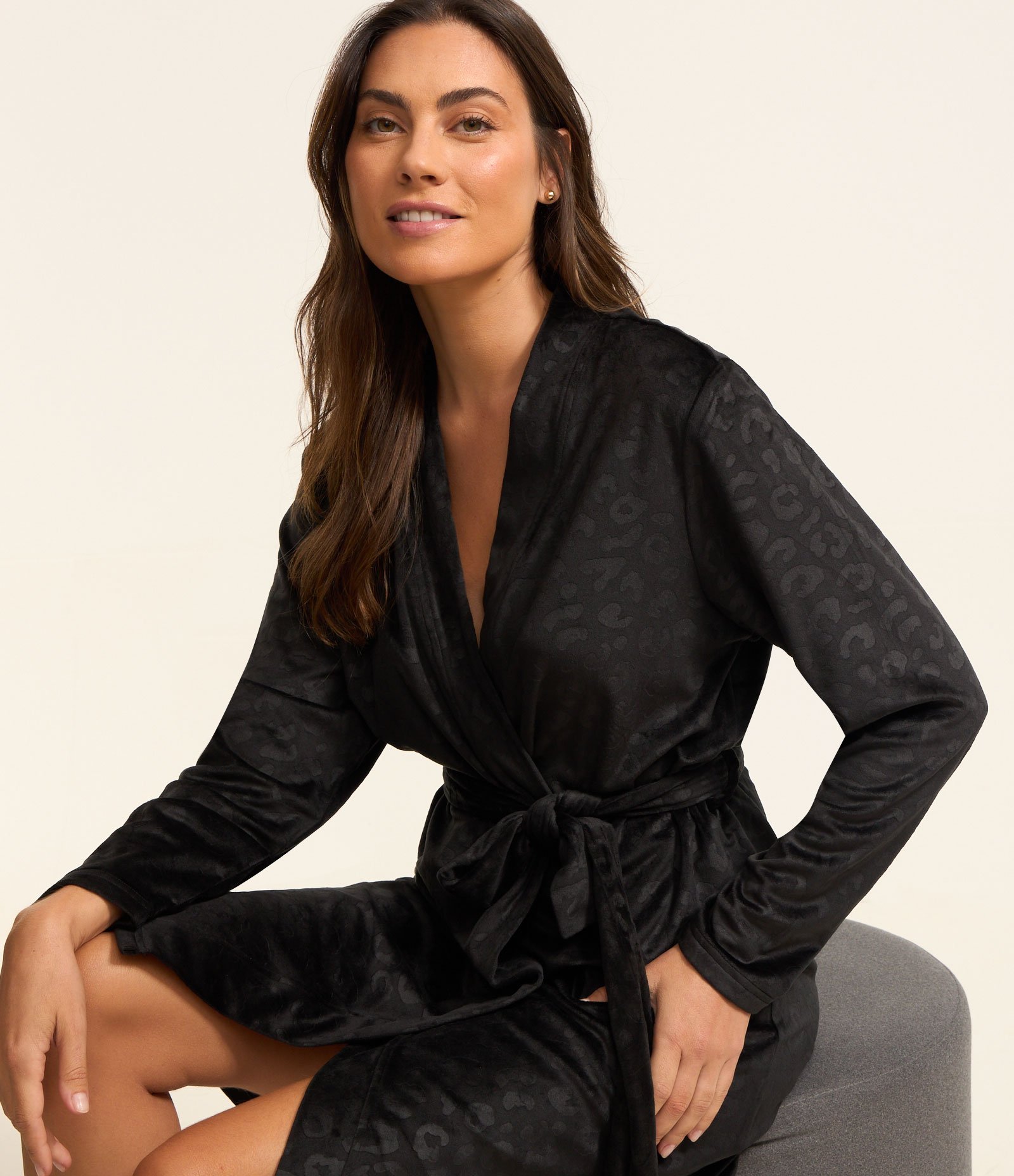 Robe Curto em Plush com Amarração e Estampa Animal Print Onça Preto 1