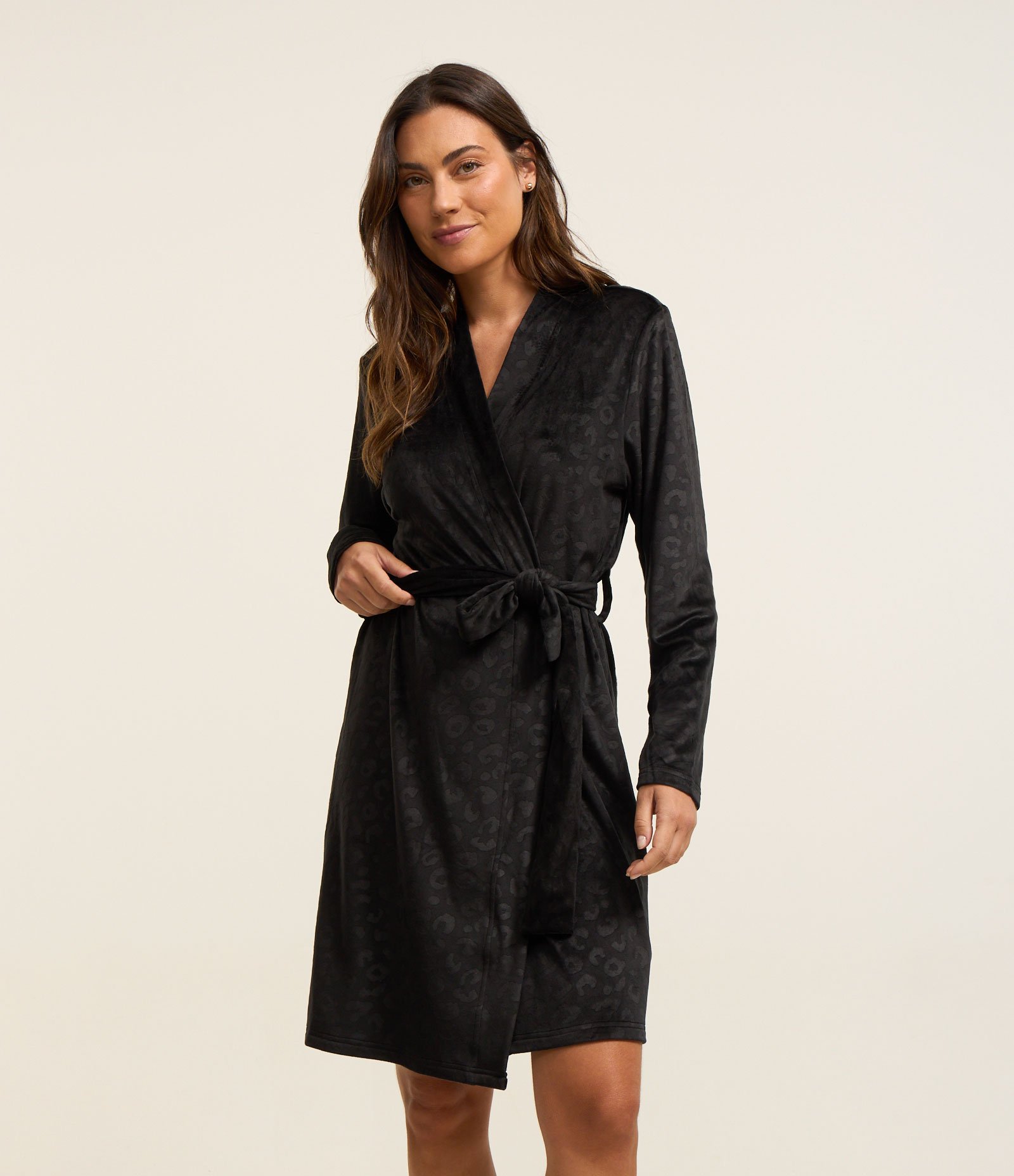 Robe Curto em Plush com Amarração e Estampa Animal Print Onça Preto 2