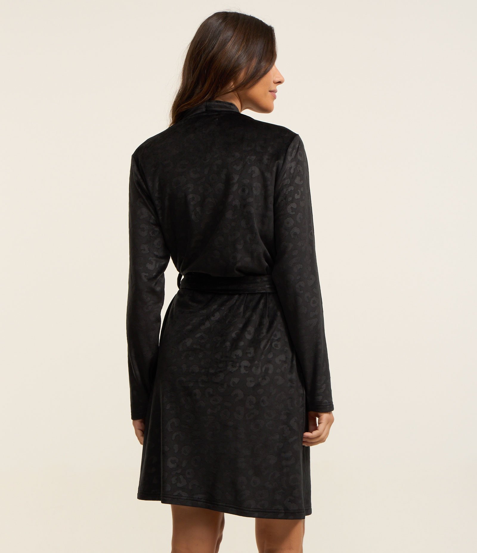 Robe Curto em Plush com Amarração e Estampa Animal Print Onça Preto 3