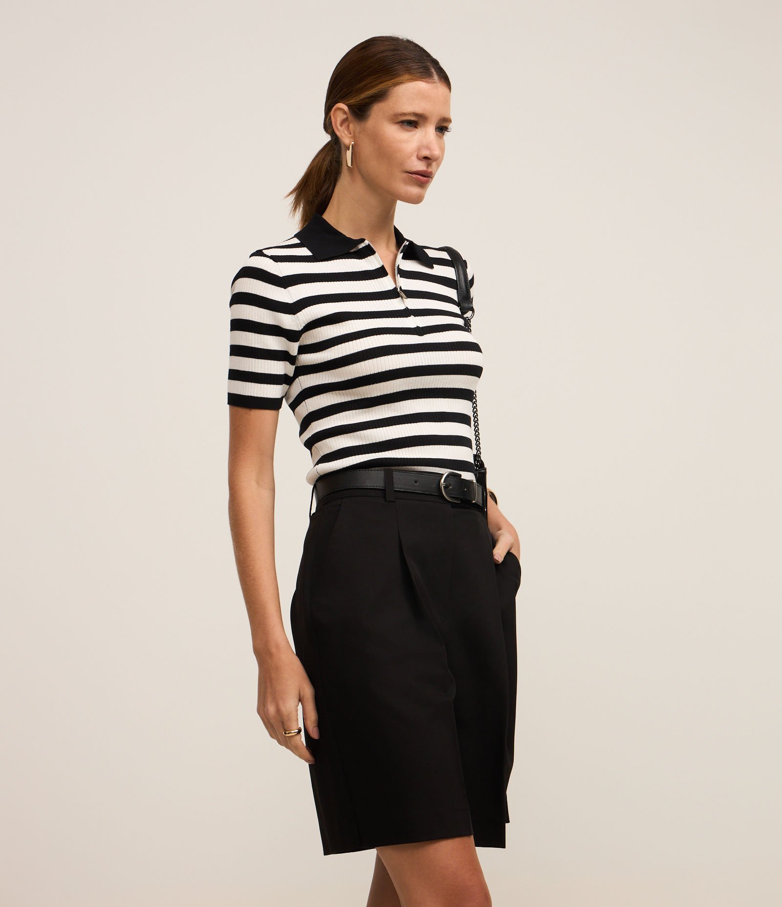 Bermuda Reta Alfaiataria com Bolsos e Pregas Preto 2