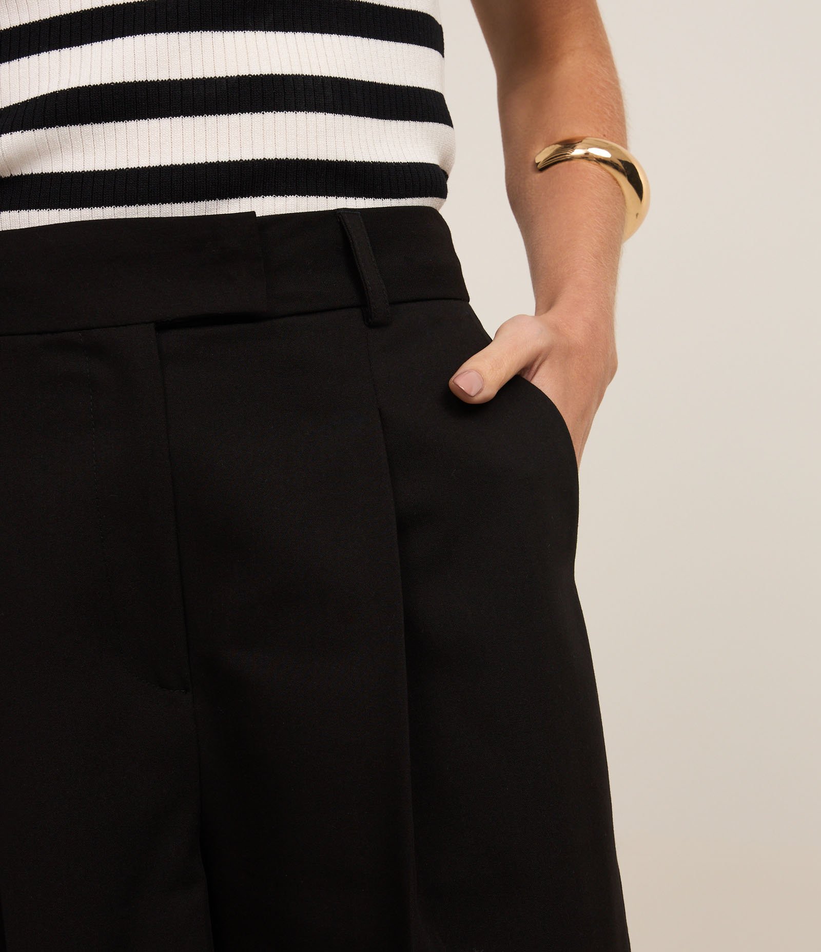 Bermuda Reta Alfaiataria com Bolsos e Pregas Preto 4