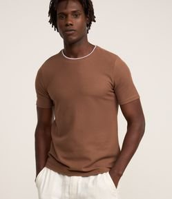Camiseta Texturizada com Detalhe no Colarinho