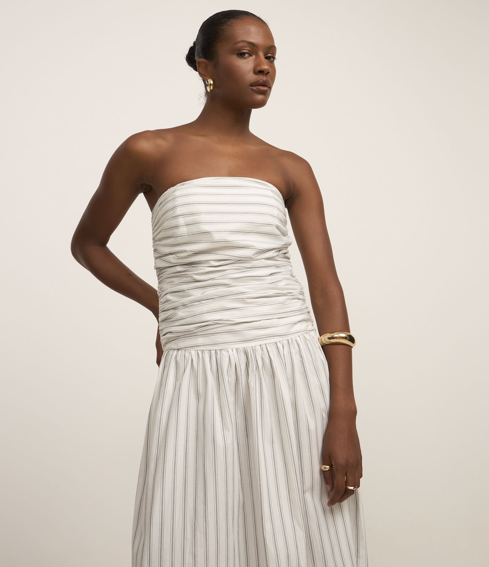 Vestido Evasê Midi em Tricoline Listrado com Decote Tomara que Caia Branco 2