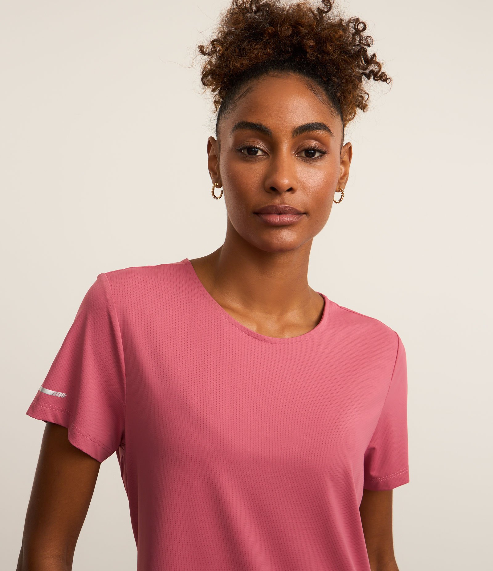 Camiseta Esportiva Regular Texturizada com Detalhe Refletivo Rosa 2