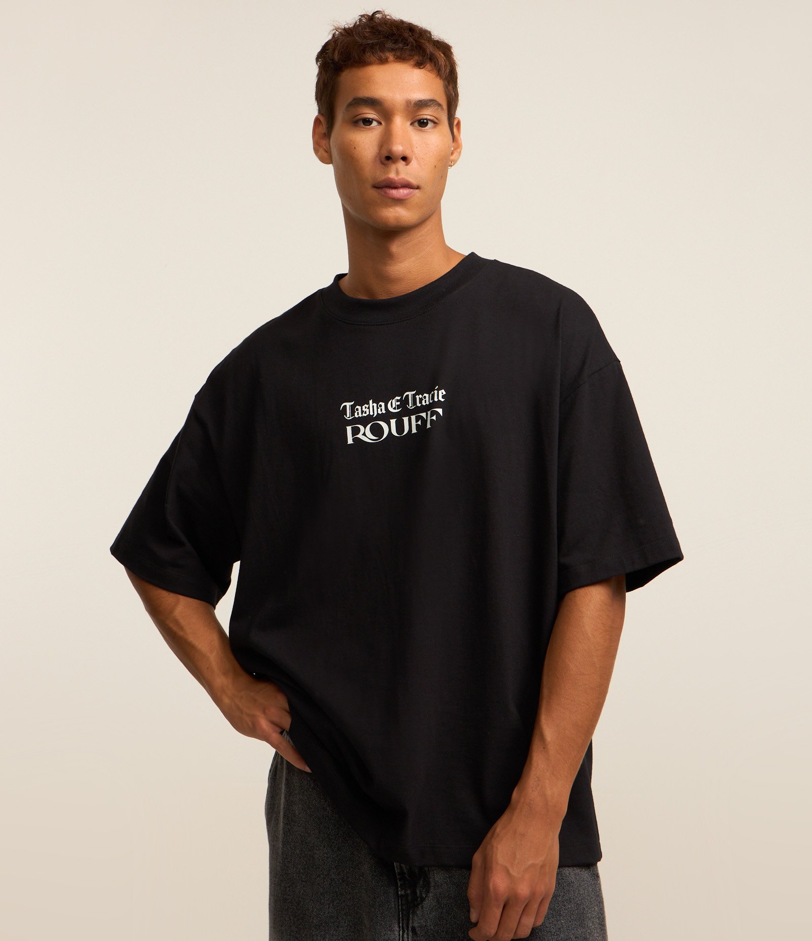Camiseta Oversized em Malhão com Estampa Tasha e Tracie Cinza 3