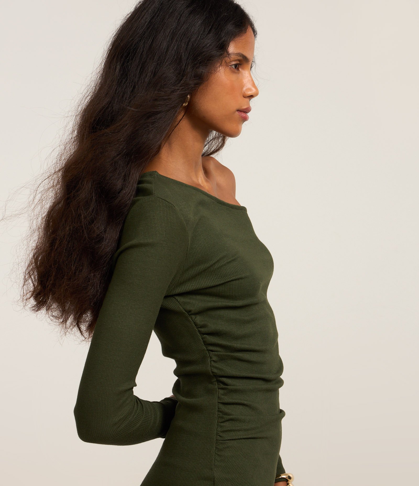 Vestido Curto Canelado com Decote Assimétrico Verde 4