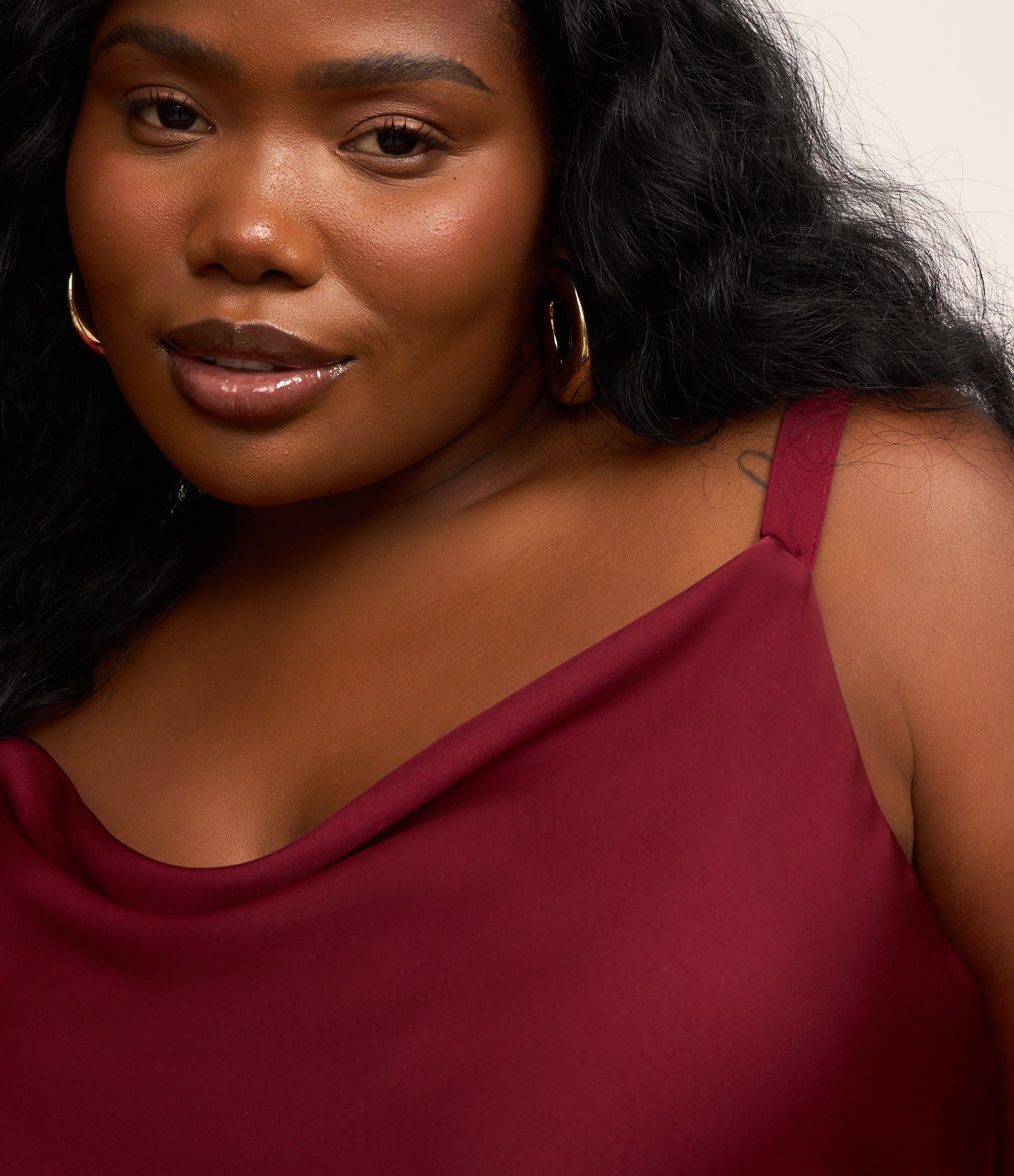 Regata de Cetim com Decote Degage Curve e Plus Size Vermelho 3