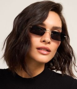 Óculos Quadrado em Metal com Hastes Finas e Lentes Fumê