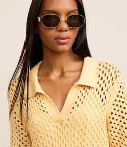 Óculos Quadrado em Metal com Haste Média e Detalhada