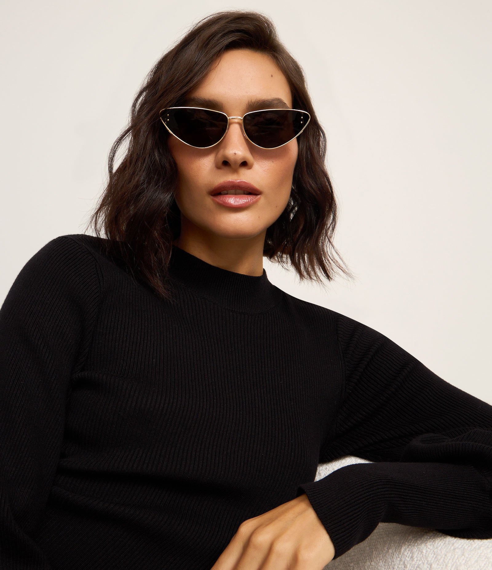 Óculos Gateado em Metal com Haste Detalhada e Lente Fumê Dourado 5