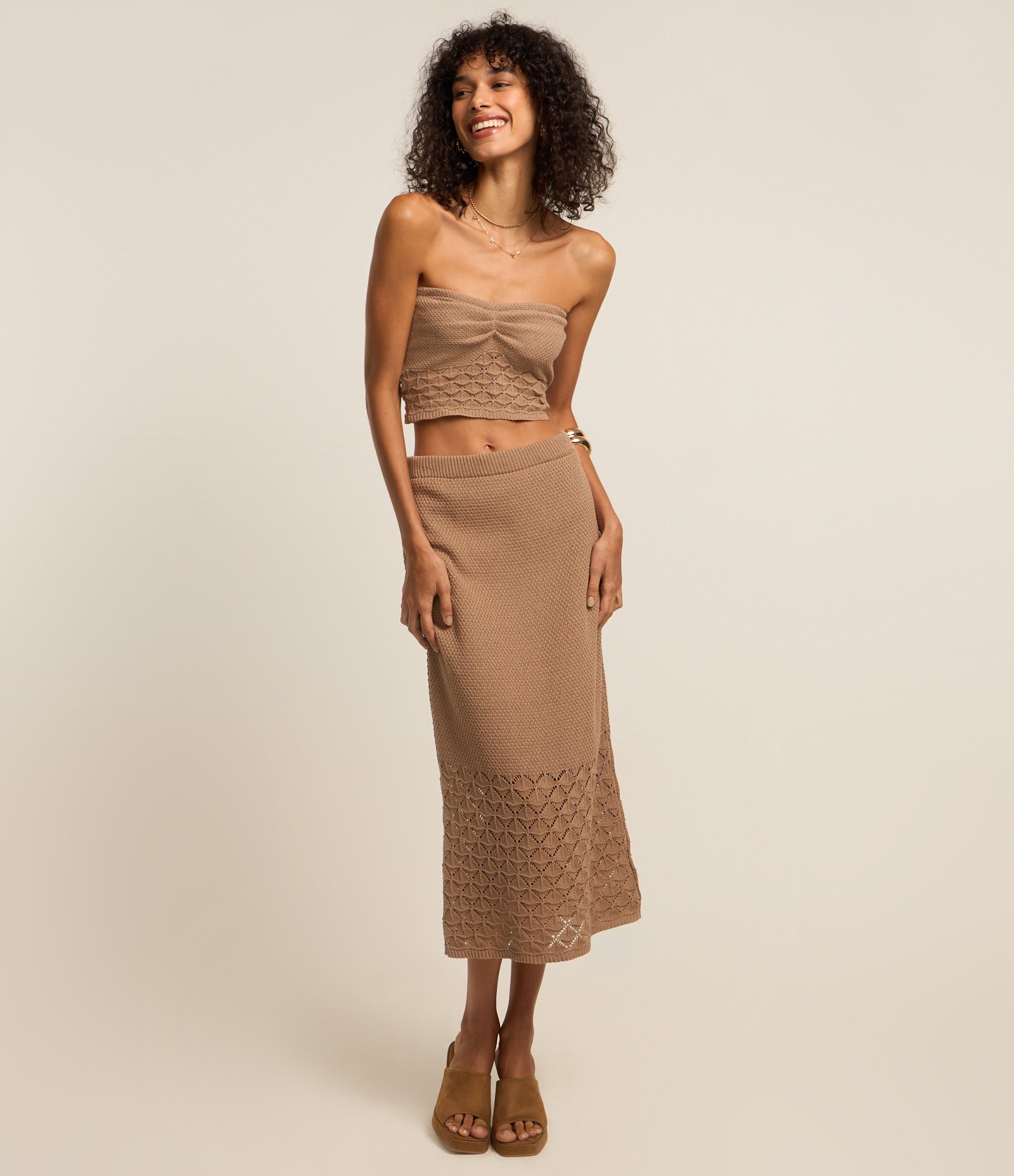 Blusa Cropped em Tricô e Barra Trabalhada Bege 2