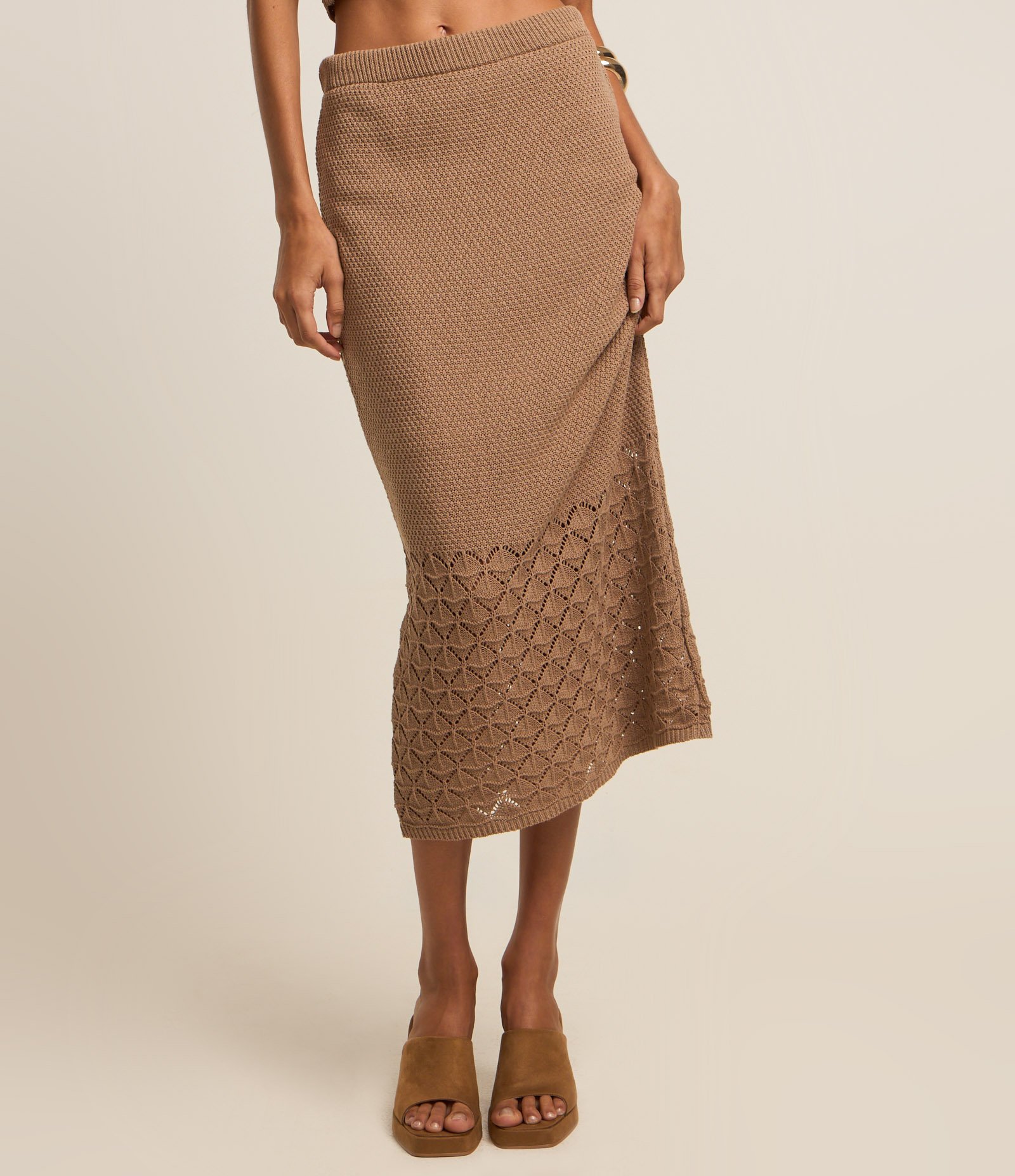 Saia Reta Midi em Tricô com Barra Efeito Crochê Marrom 3