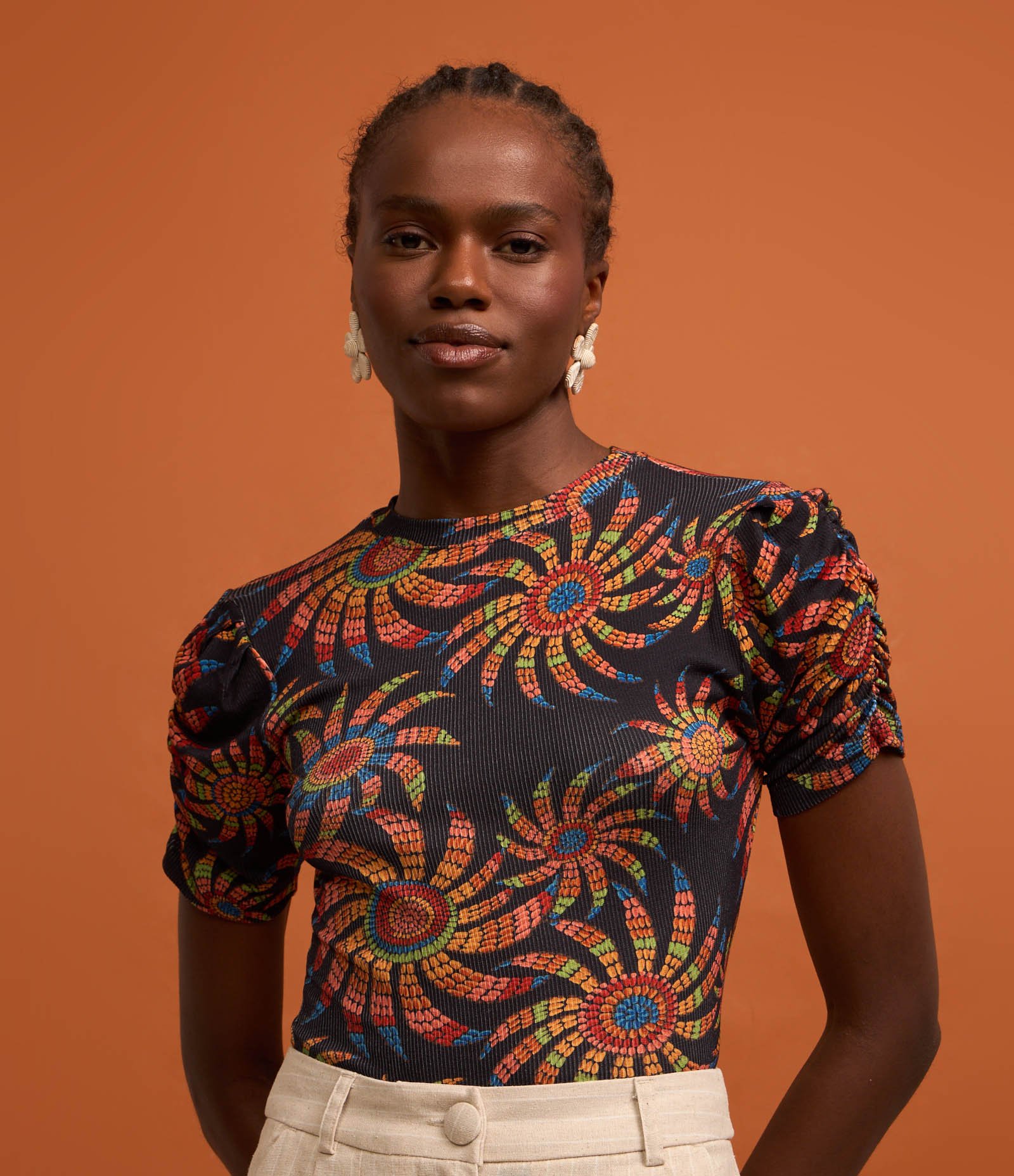 Blusa em Ribana com Estampa Floral e Franzidinhos Preto 4