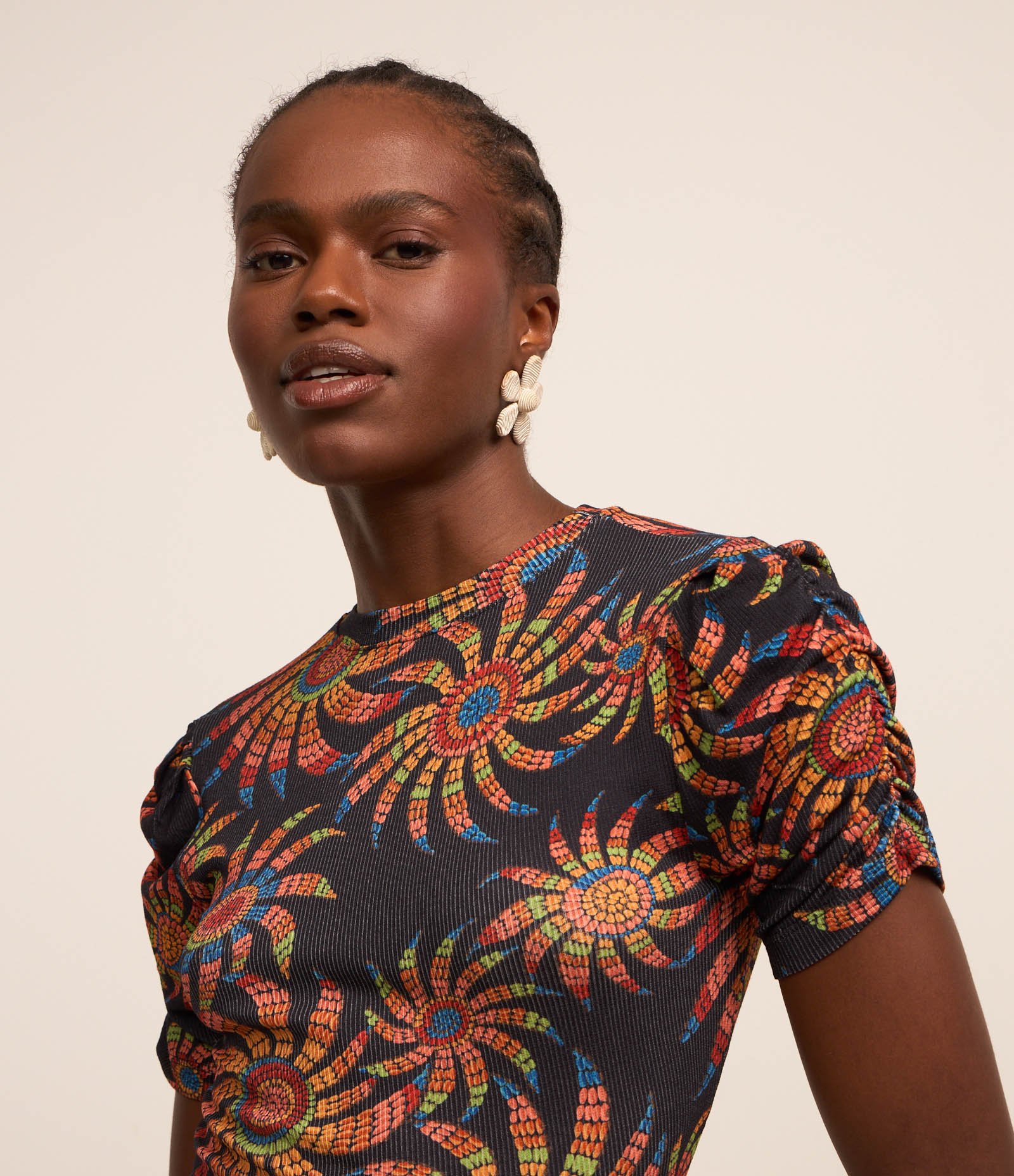 Blusa em Ribana com Estampa Floral e Franzidinhos Preto 1