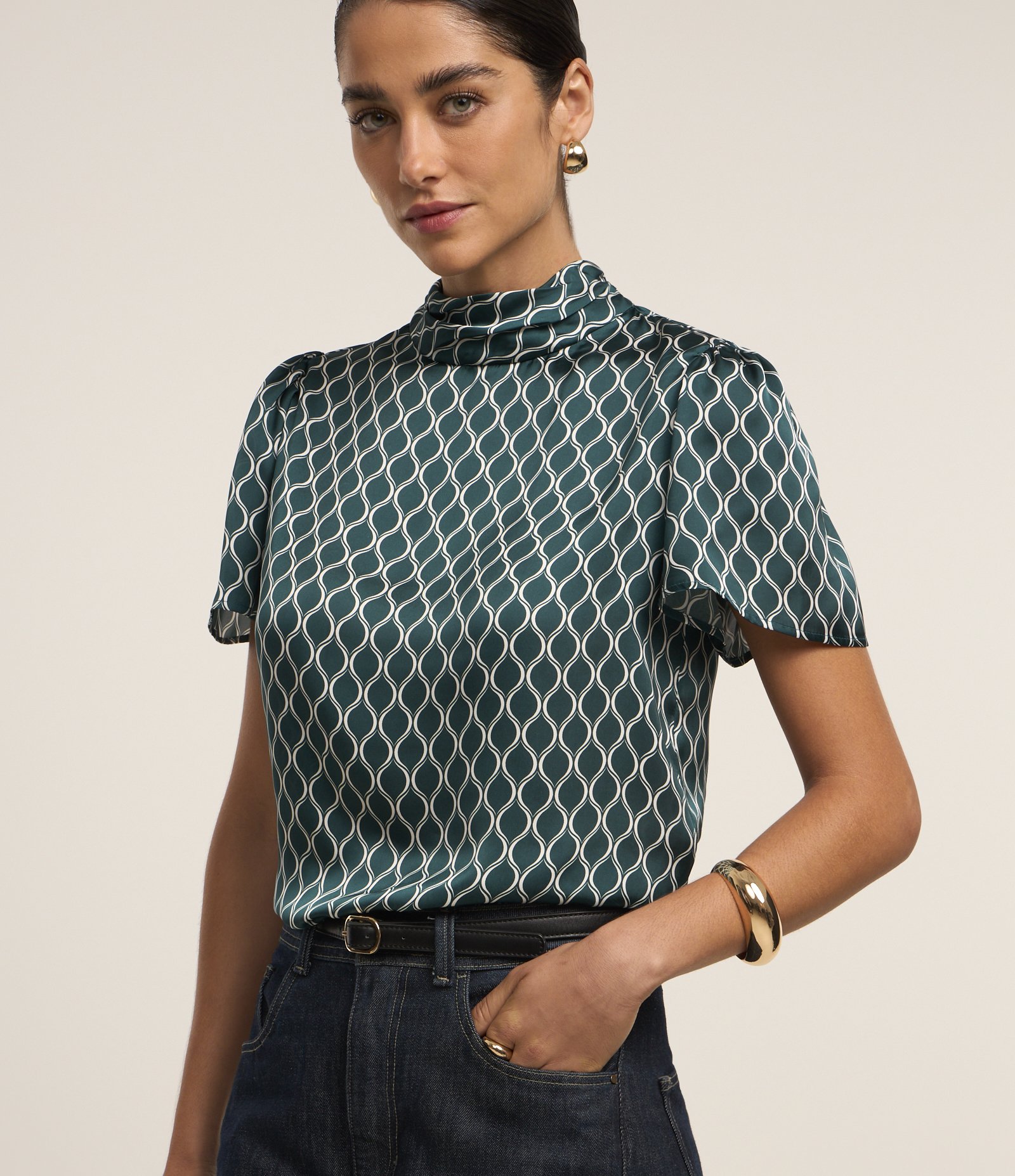 Blusa Acetinada com Gola Alta e Estampa Geométrica Verde 1