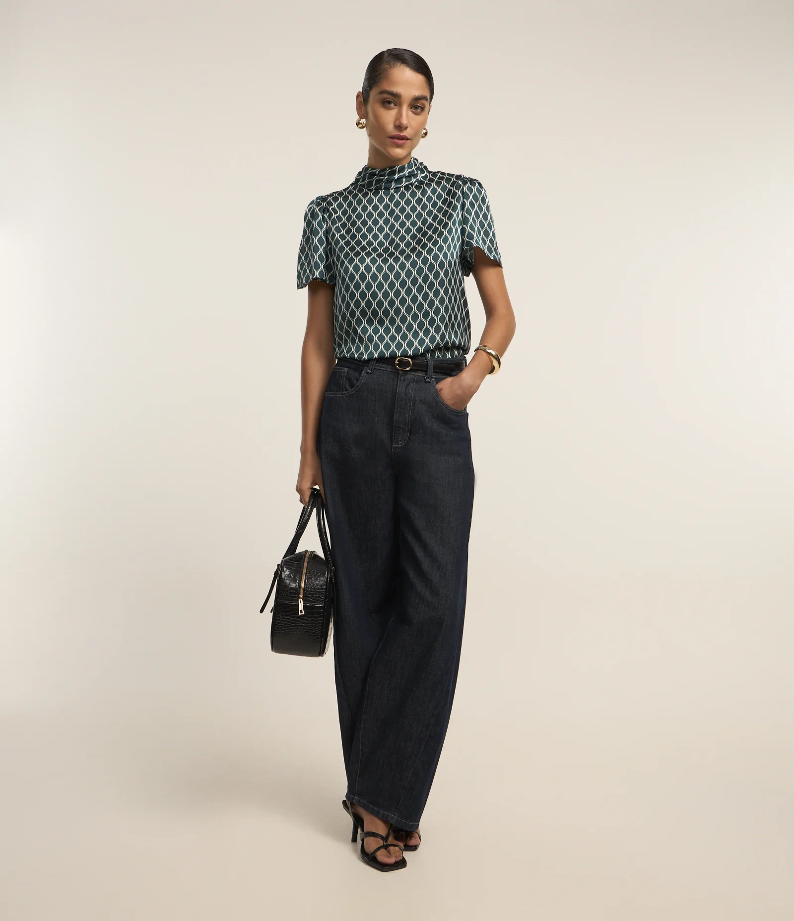 Blusa Acetinada com Gola Alta e Estampa Geométrica Verde 2