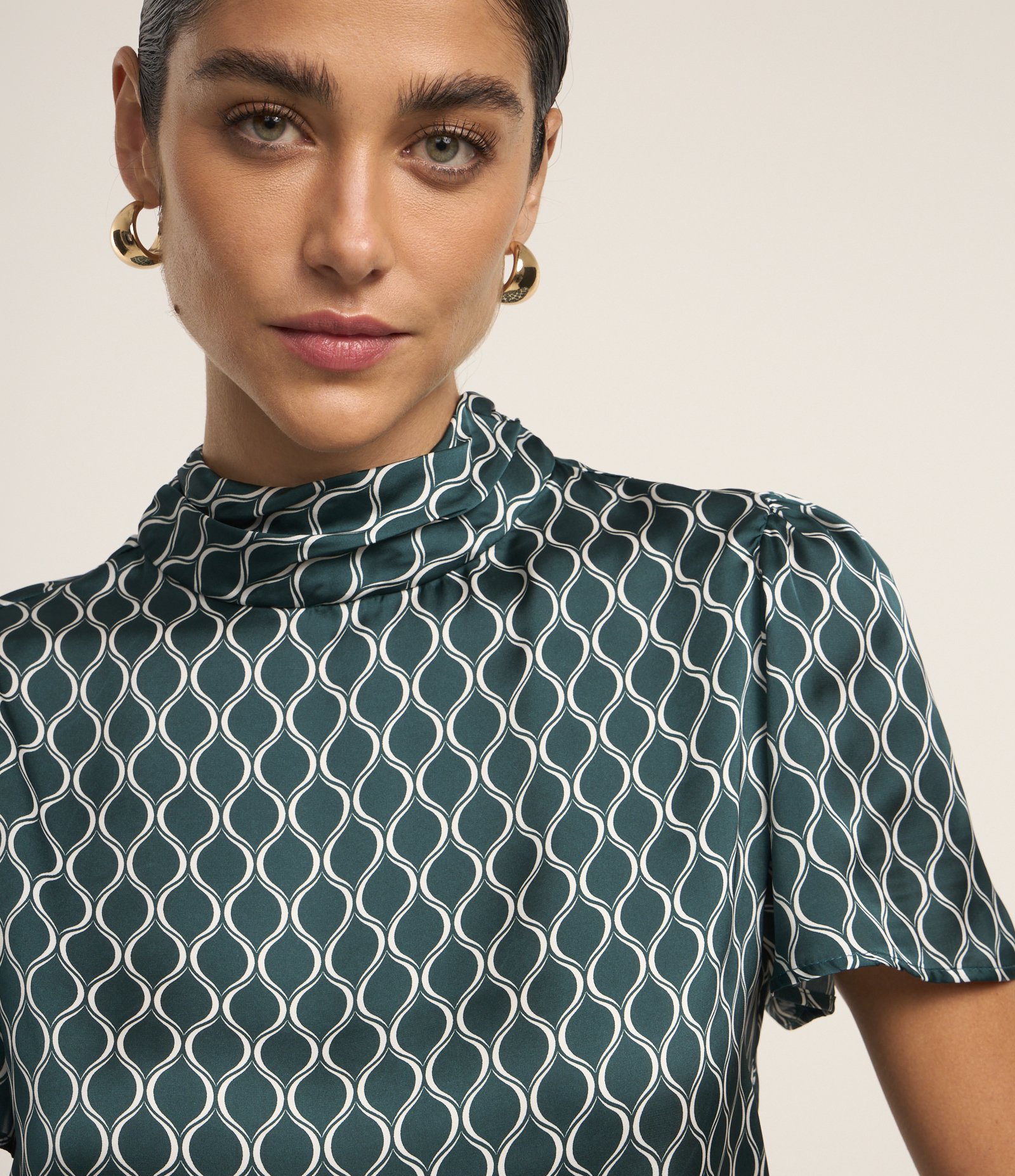 Blusa Acetinada com Gola Alta e Estampa Geométrica Verde 3