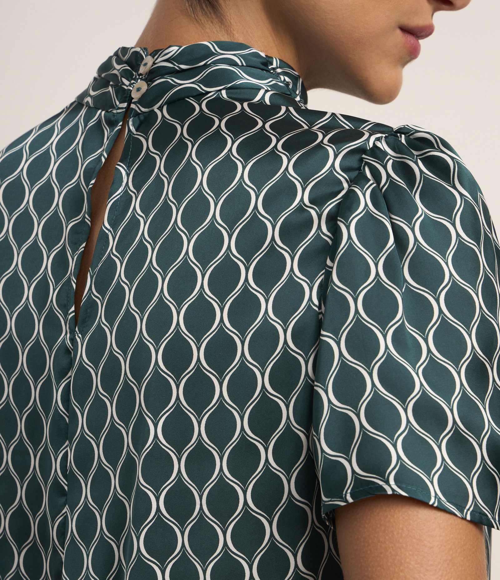 Blusa Acetinada com Gola Alta e Estampa Geométrica Verde 4