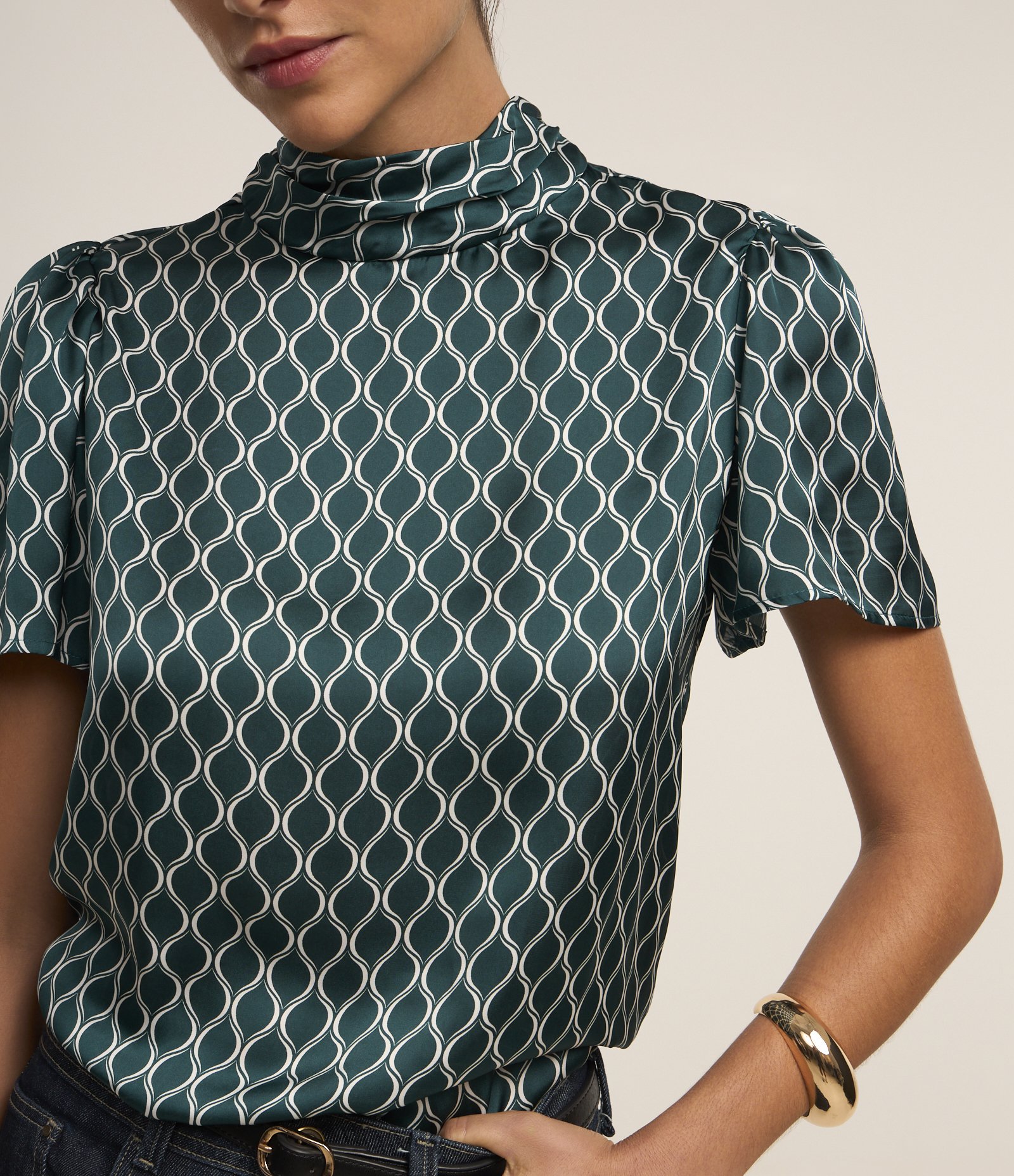 Blusa Acetinada com Gola Alta e Estampa Geométrica Verde 5