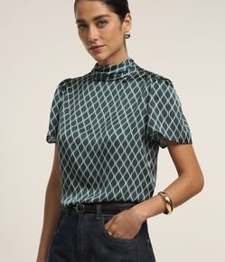 Blusa Acetinada com Gola Alta e Estampa Geométrica