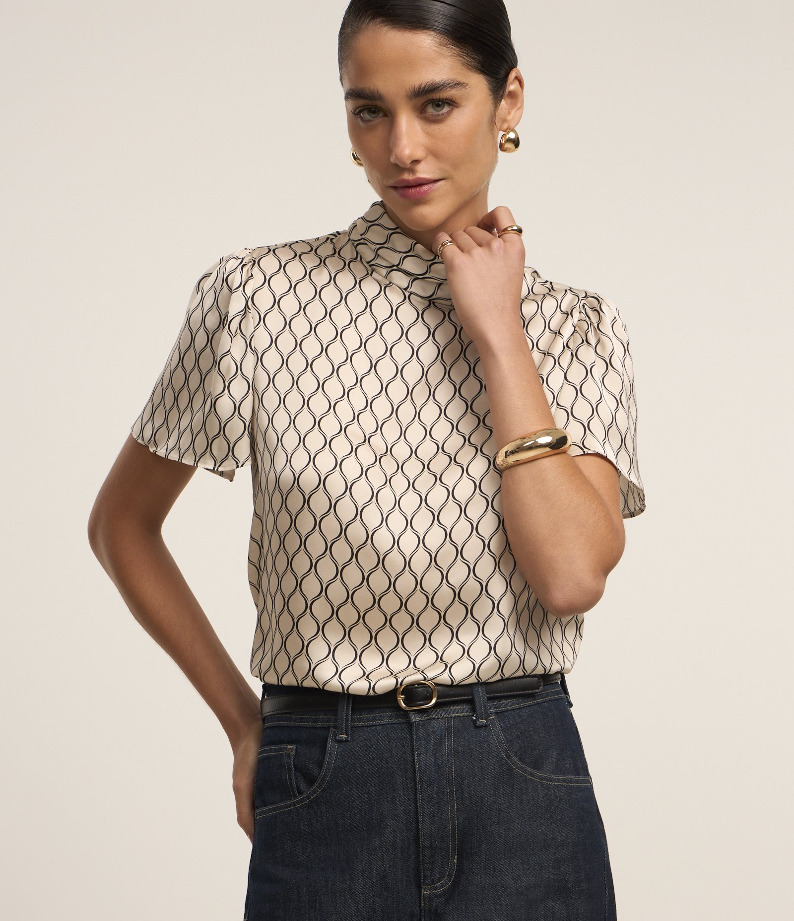 Blusa Acetinada com Gola Alta e Estampa Geométrica 2