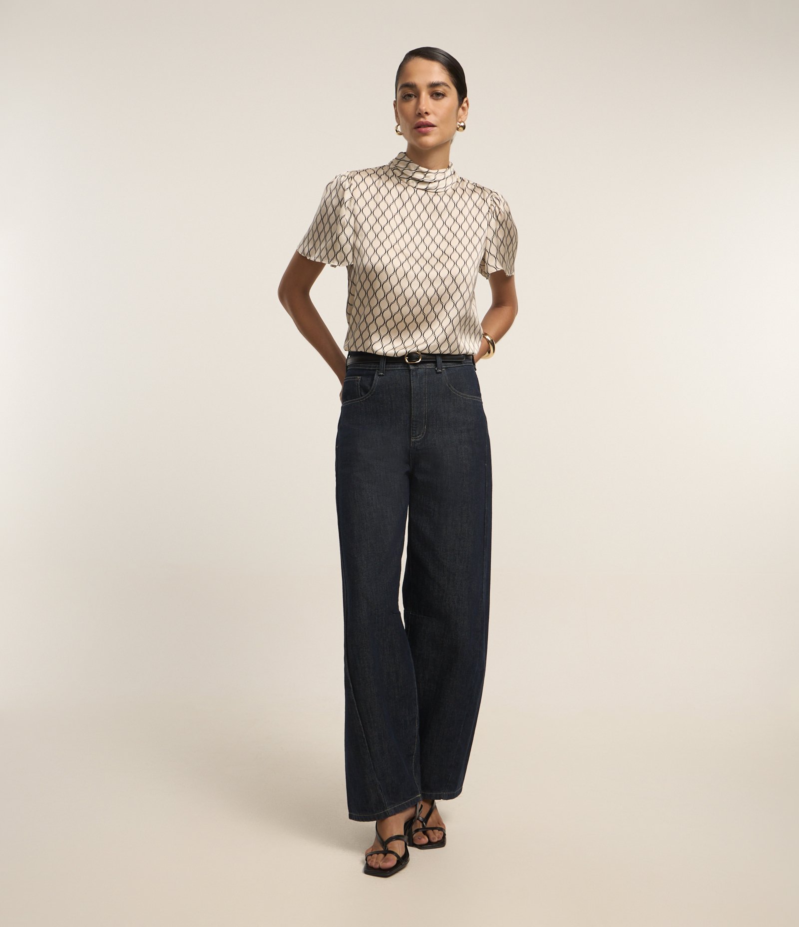 Blusa Acetinada com Gola Alta e Estampa Geométrica 3