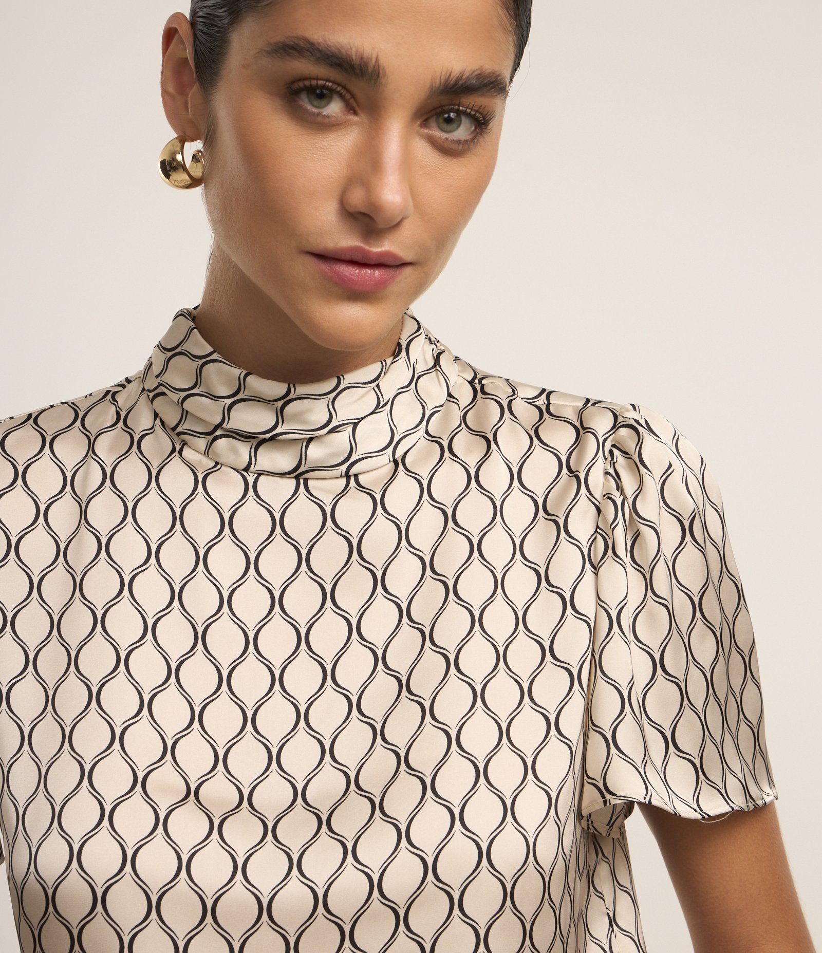 Blusa Acetinada com Gola Alta e Estampa Geométrica 4