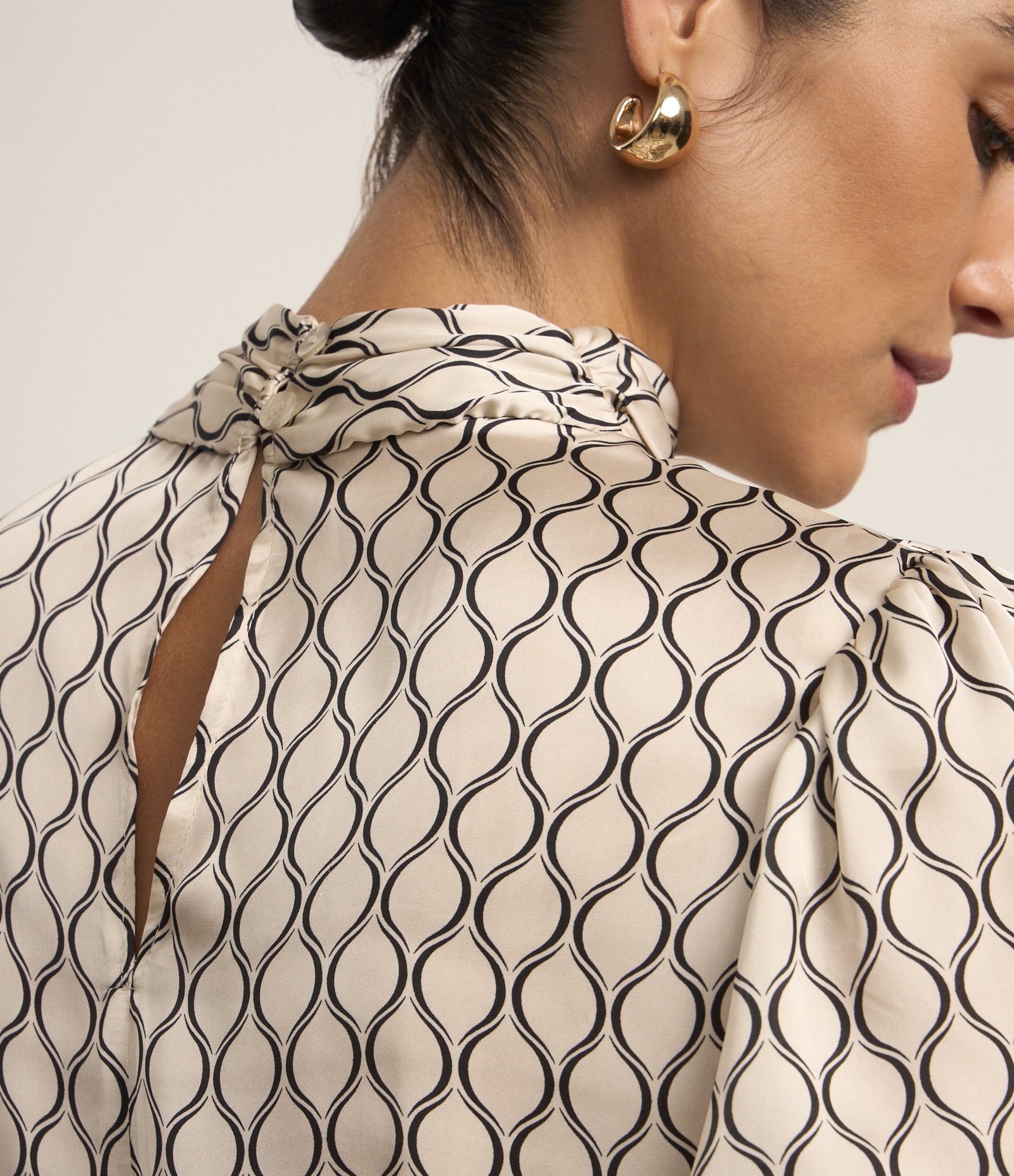 Blusa Acetinada com Gola Alta e Estampa Geométrica 5