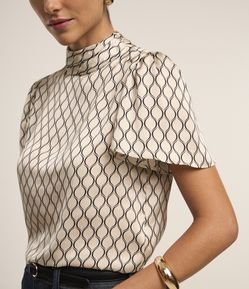 Blusa Acetinada com Gola Alta e Estampa Geométrica