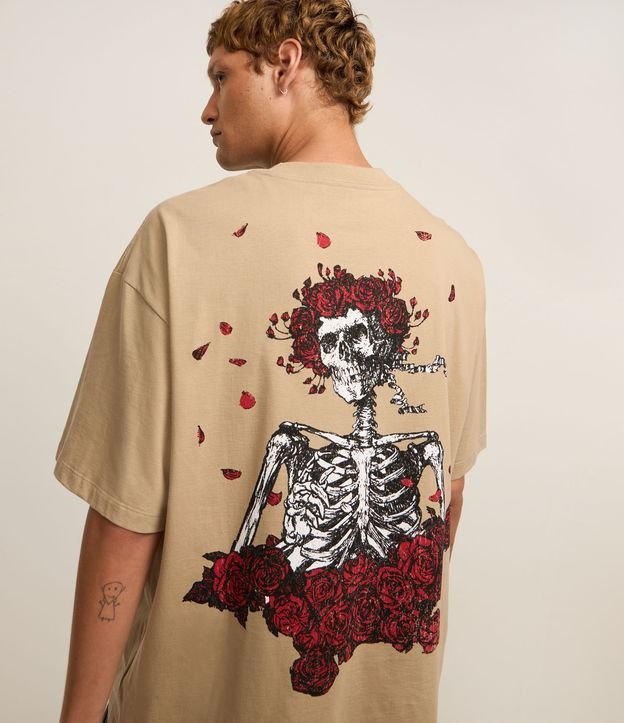 Camiseta Overboxy em Malhão com Estampa de Caveira com Rosas