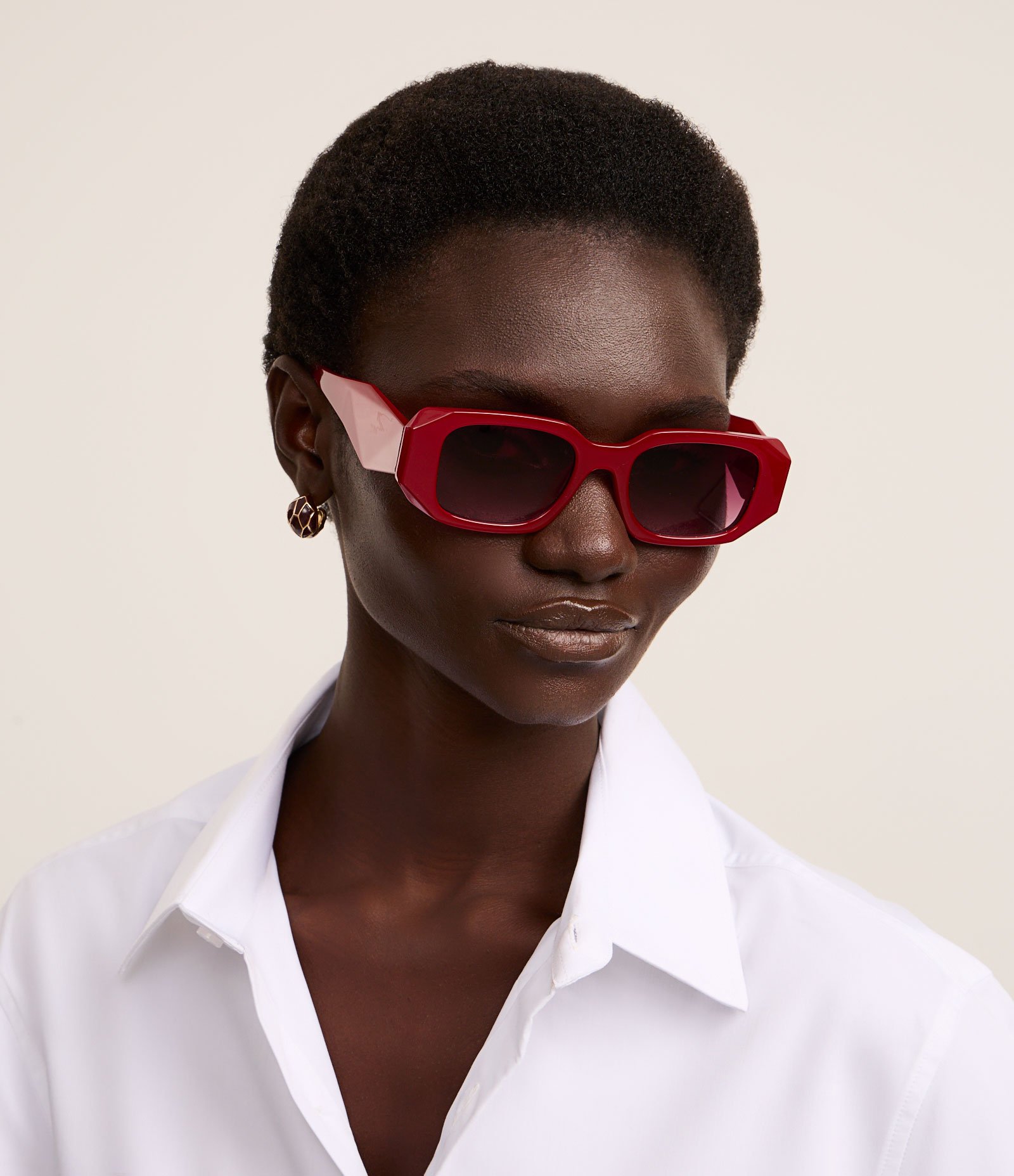 Óculos de sol quadrado com haste larga bordô