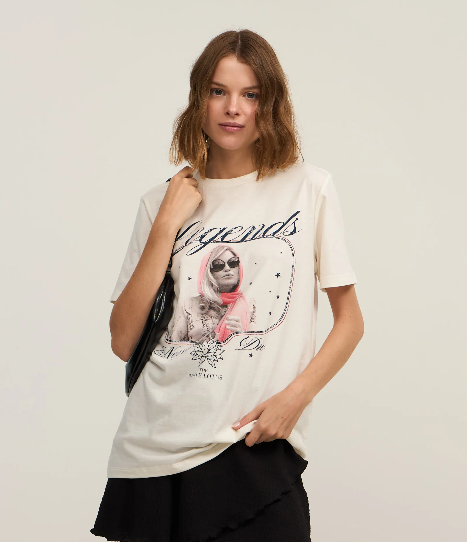 Camiseta T-shirt em Algodão com Estampa The White Lotus Branco 1