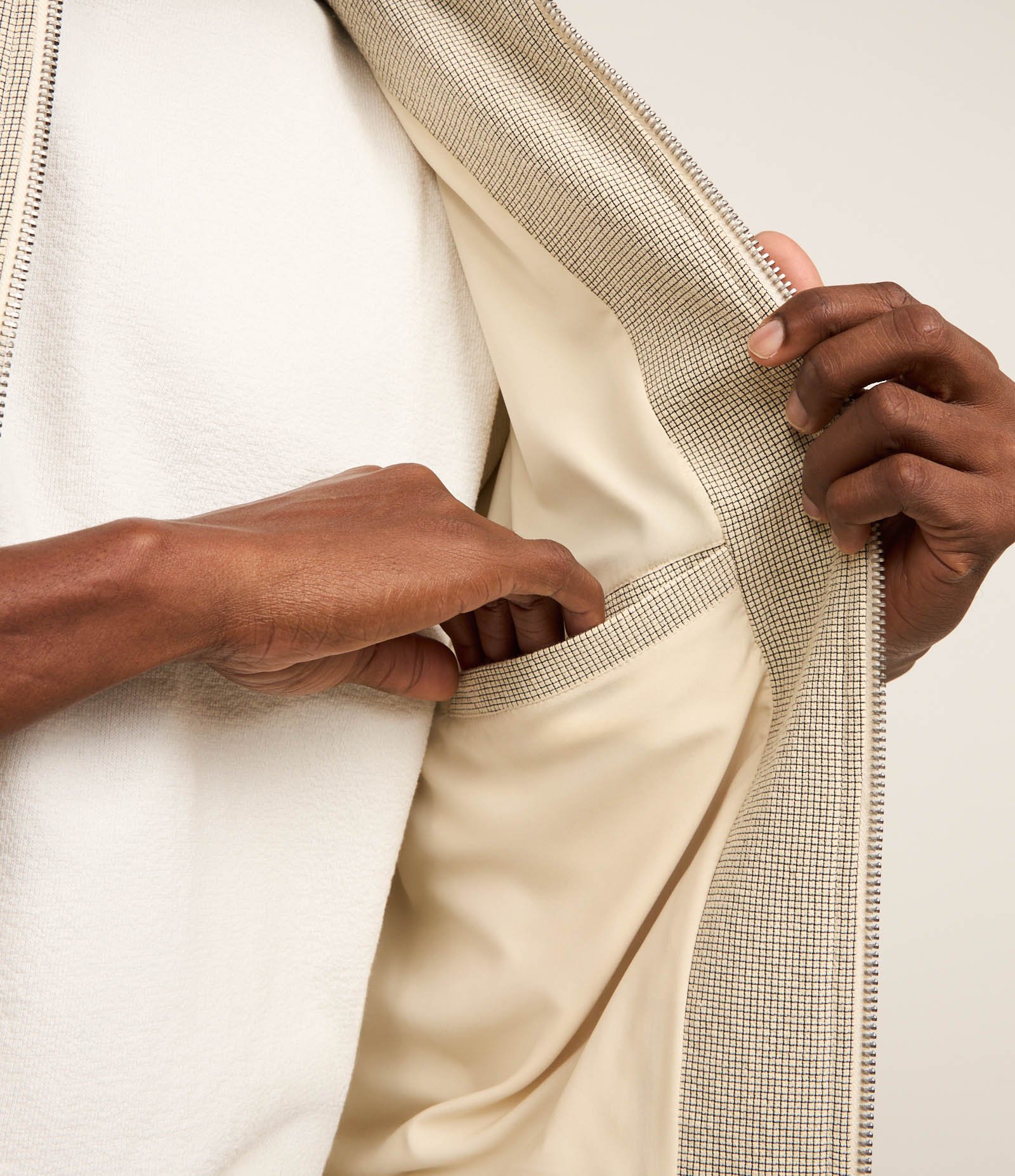 Jaqueta Texturizada em Ribana com Detalhes Contrastantes Bege 4