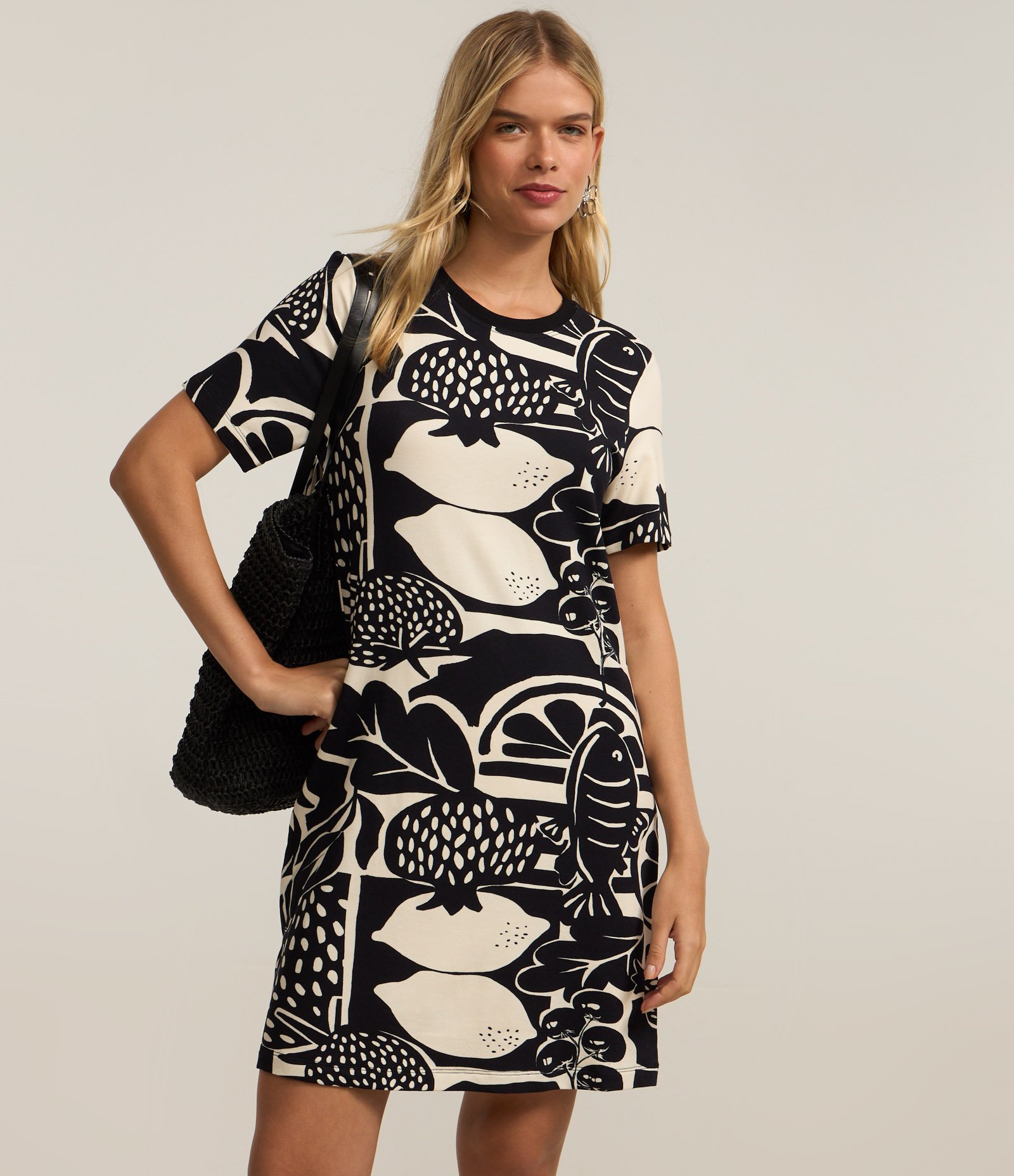 Vestido T-Shirt Curto Reto em Viscose Estampado de Frutas Preto/Off White 1