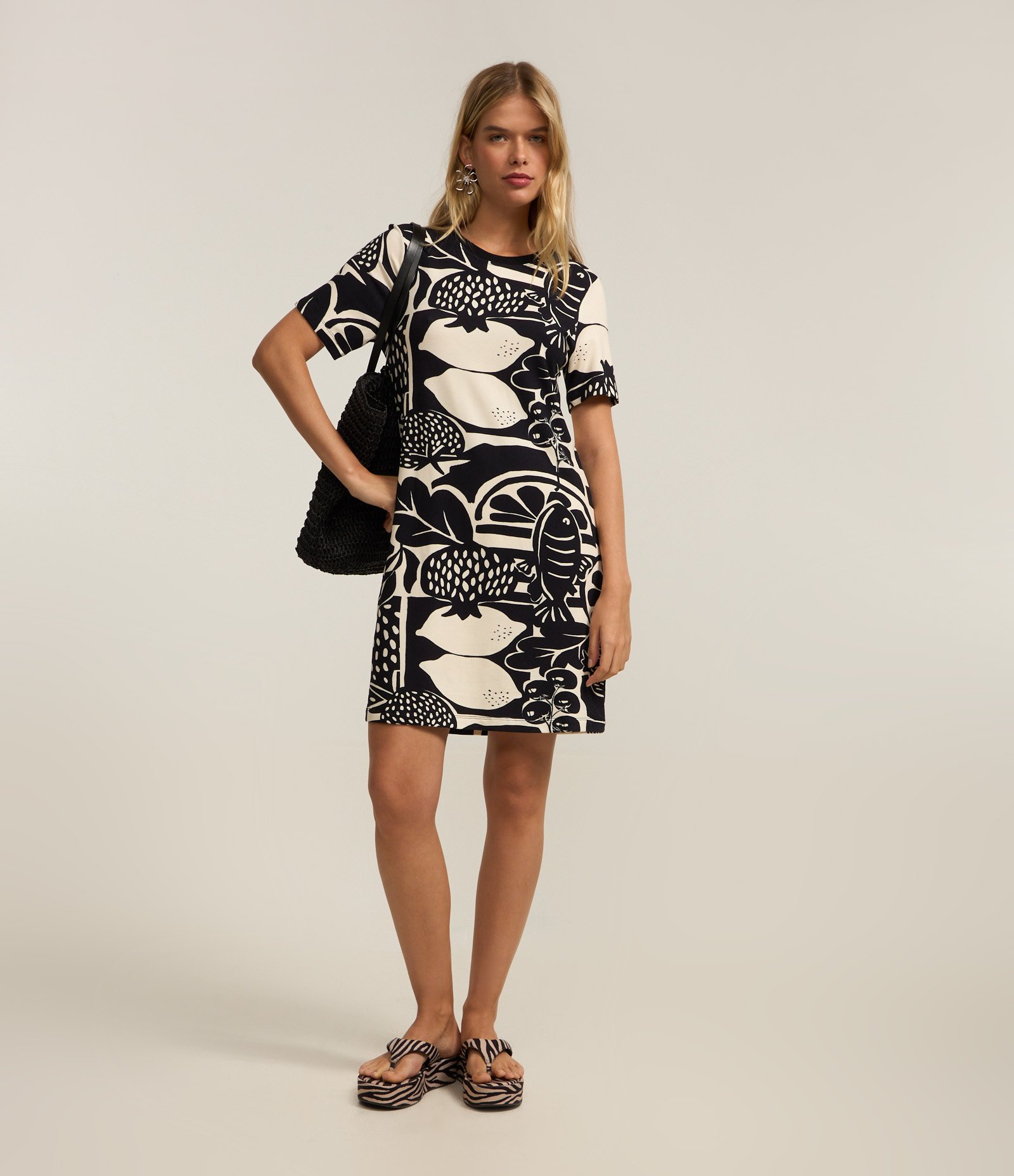 Vestido T-Shirt Curto Reto em Viscose Estampado de Frutas Preto/Off White 2