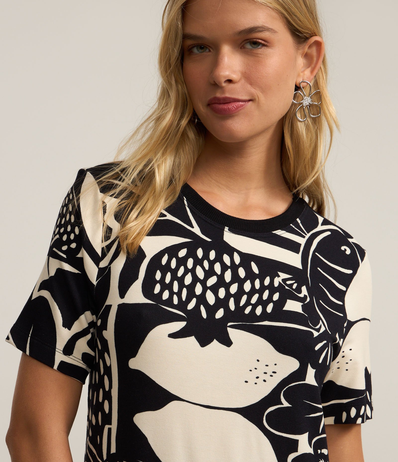 Vestido T-Shirt Curto Reto em Viscose Estampado de Frutas Preto/Off White 3