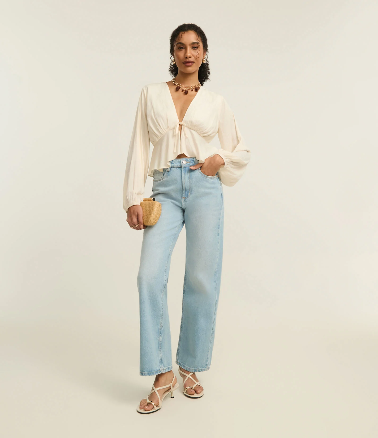 Blusa Boho Chic em Crepe Liso com Amarração Frontal Bege 2