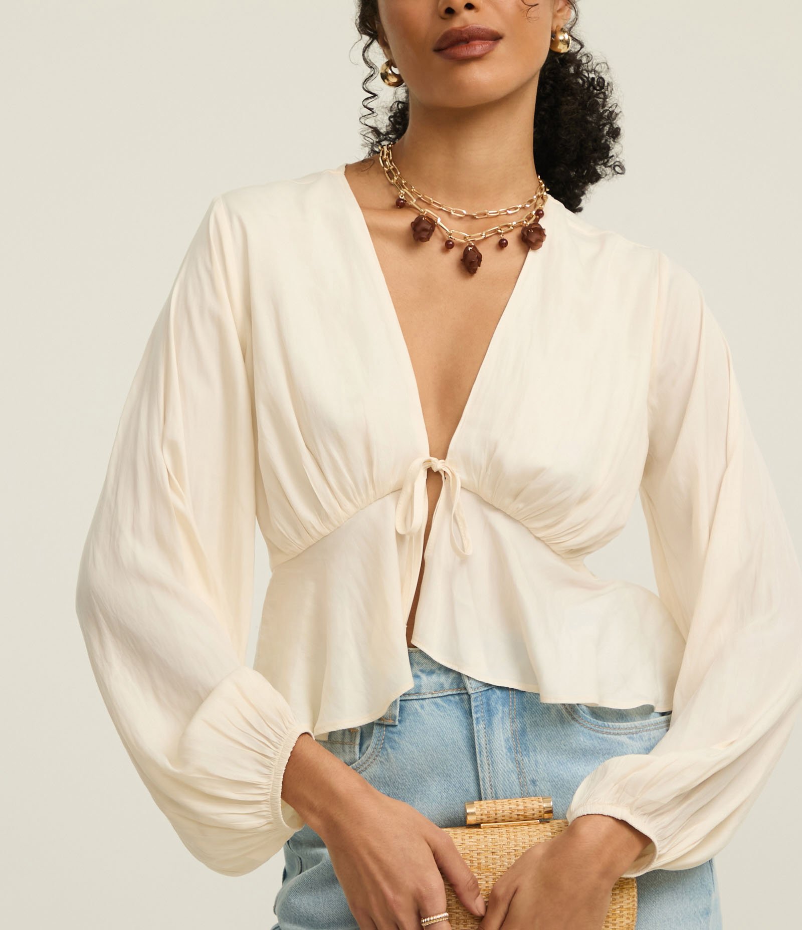 Blusa Boho Chic em Crepe Liso com Amarração Frontal Bege 3