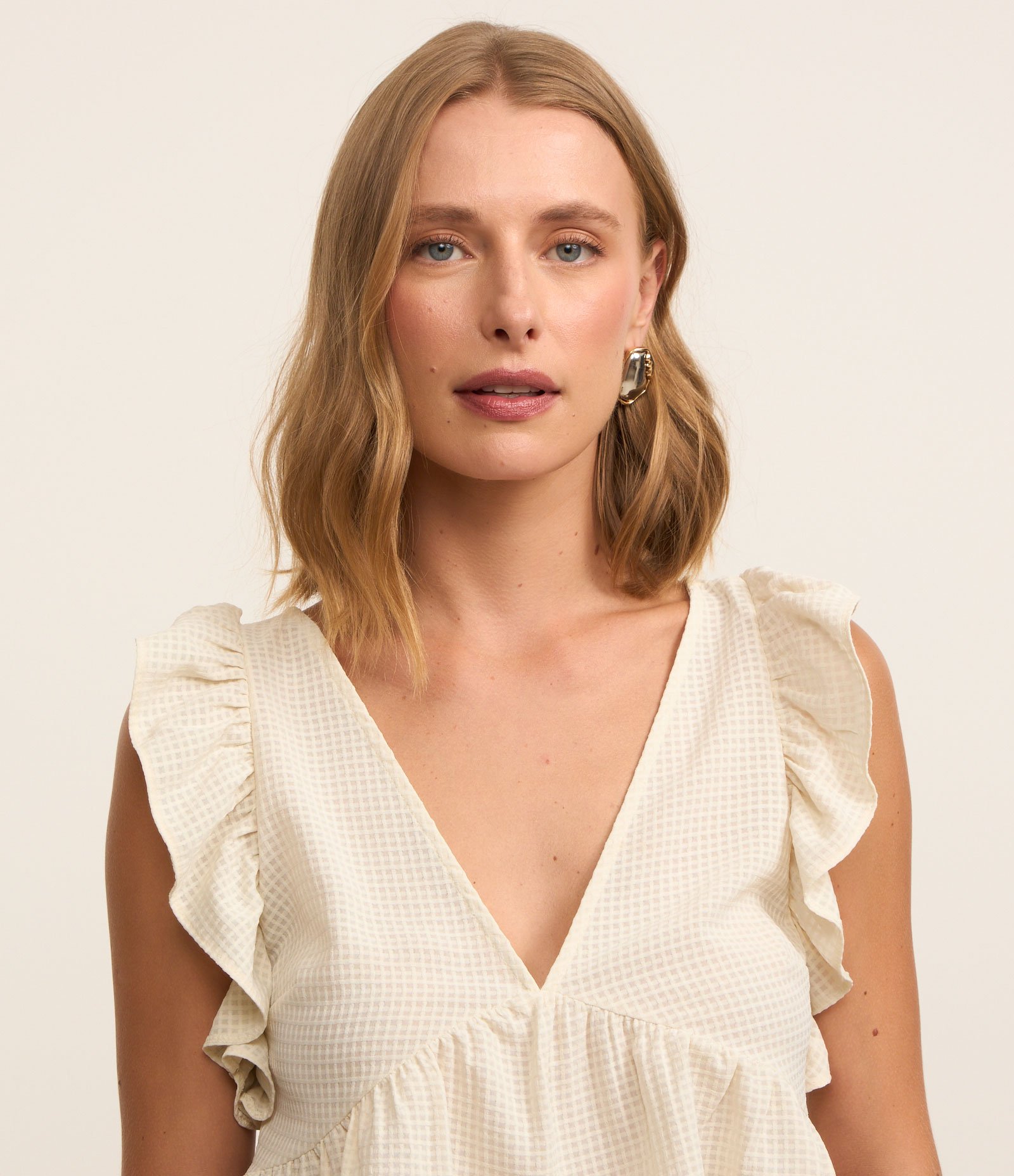 Blusa Texturizada em Chiffon com Babados nos Ombros e Amarração Off White 3