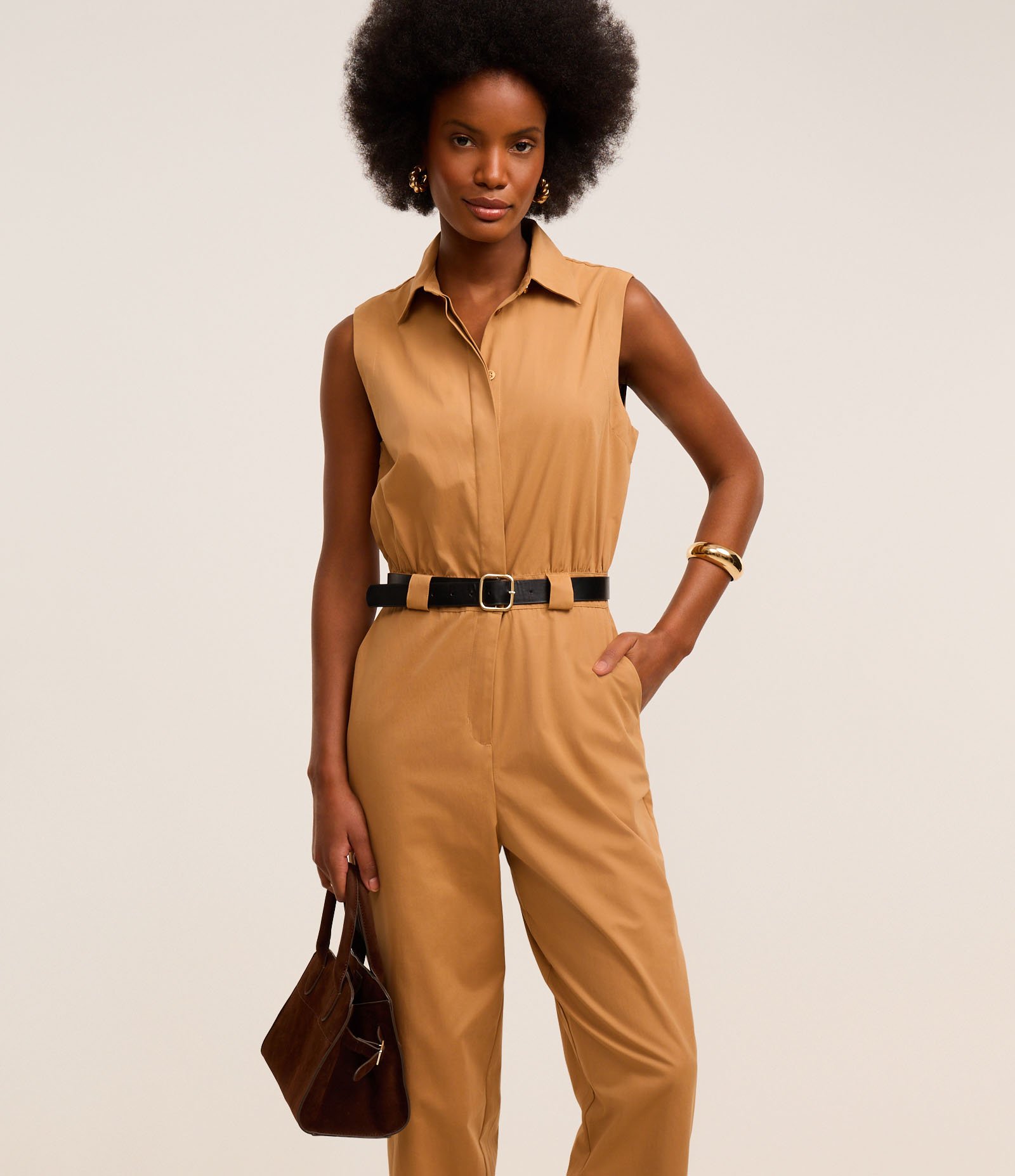 Macacão Cenoura Alfaiatado com Abotoamento e Passantes na Cintura Marrom 2