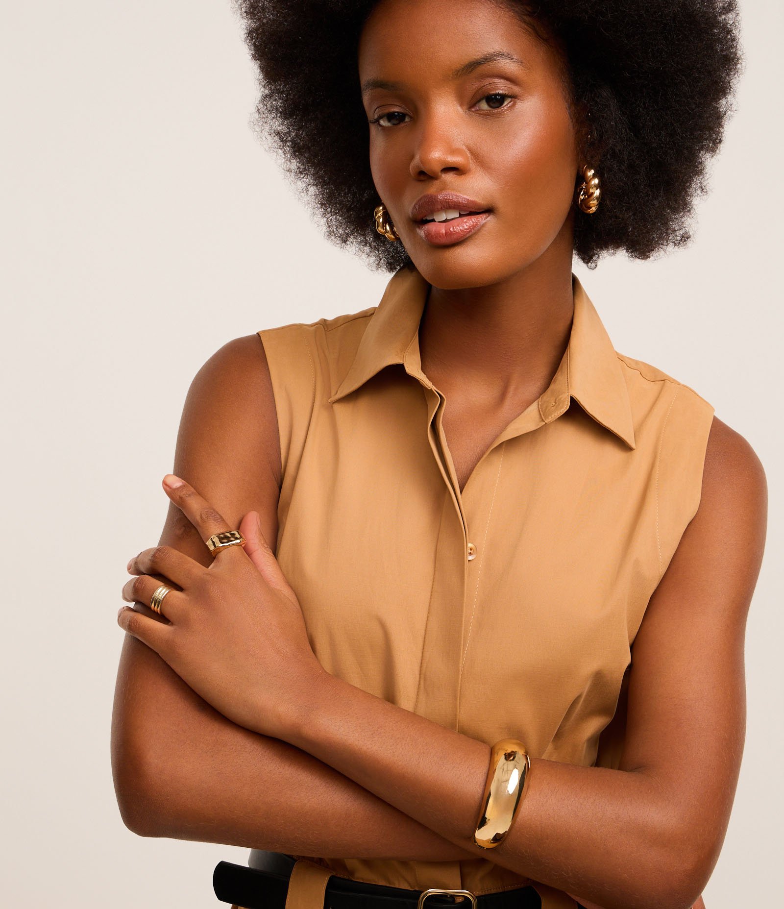 Macacão Cenoura Alfaiatado com Abotoamento e Passantes na Cintura Marrom 3