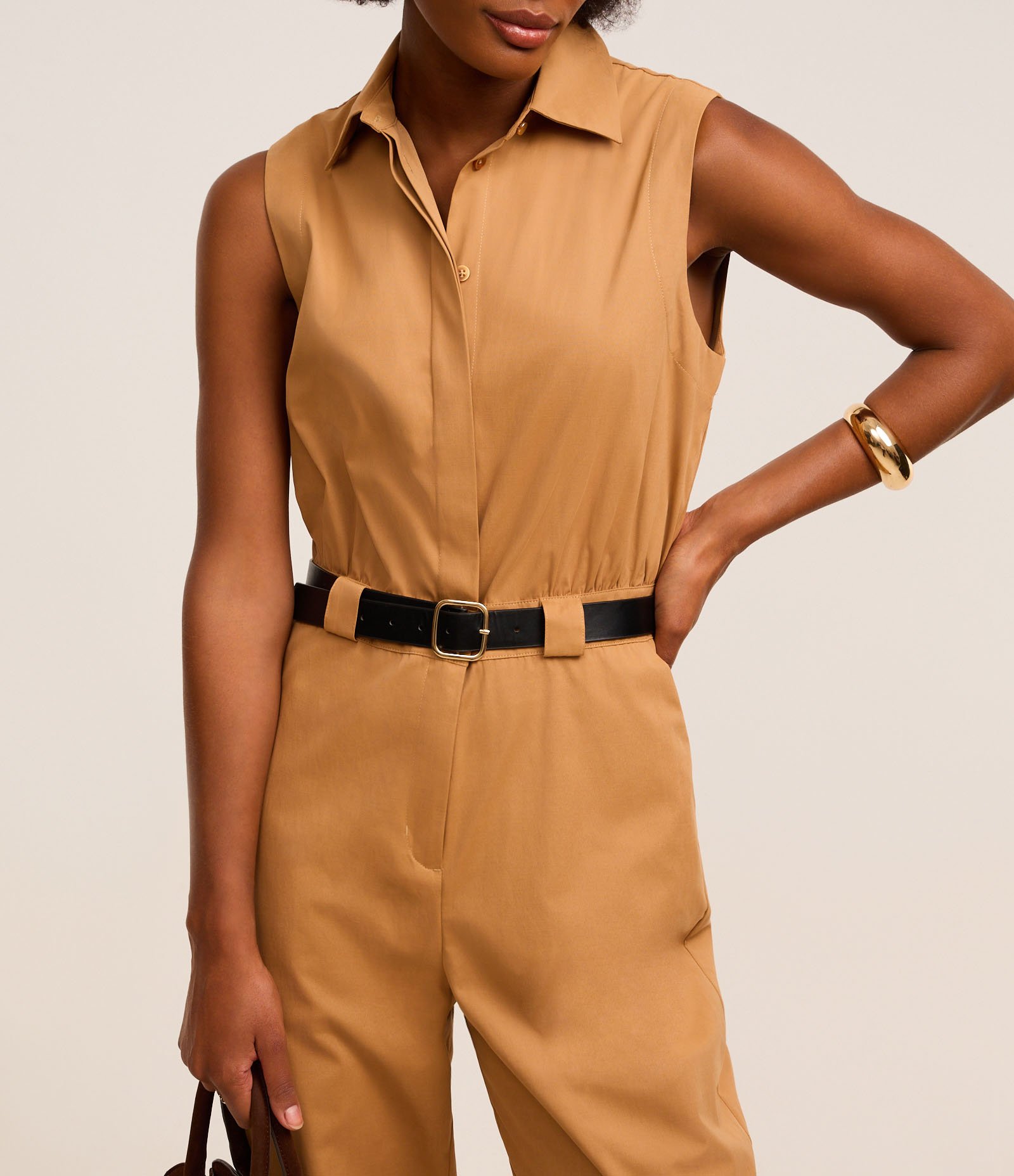 Macacão Cenoura Alfaiatado com Abotoamento e Passantes na Cintura Marrom 4