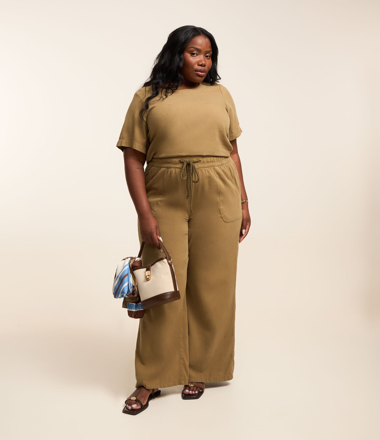 Blusa em Sarja  com Gola Redonda Curve & Plus Size Marrom 2