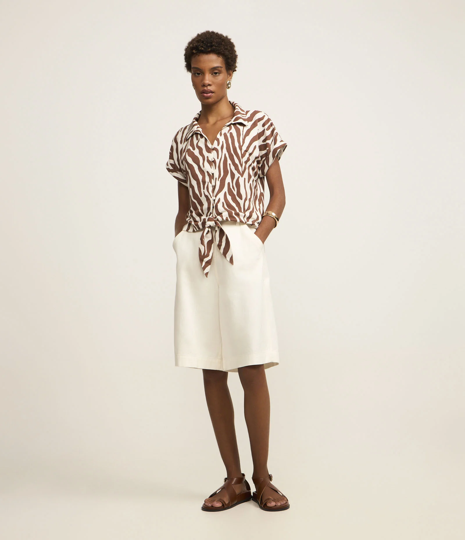 Blusa em Piquet com Botões e Estampa Folhagem Marrom/Branco 2