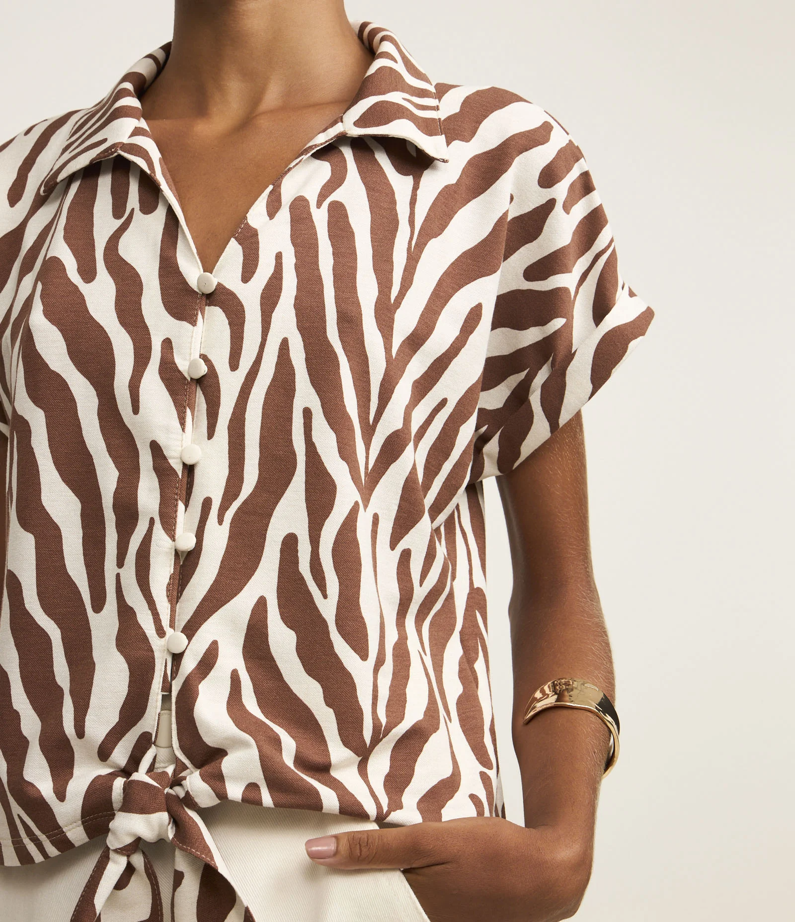 Blusa em Piquet com Botões e Estampa Folhagem Marrom/Branco 3