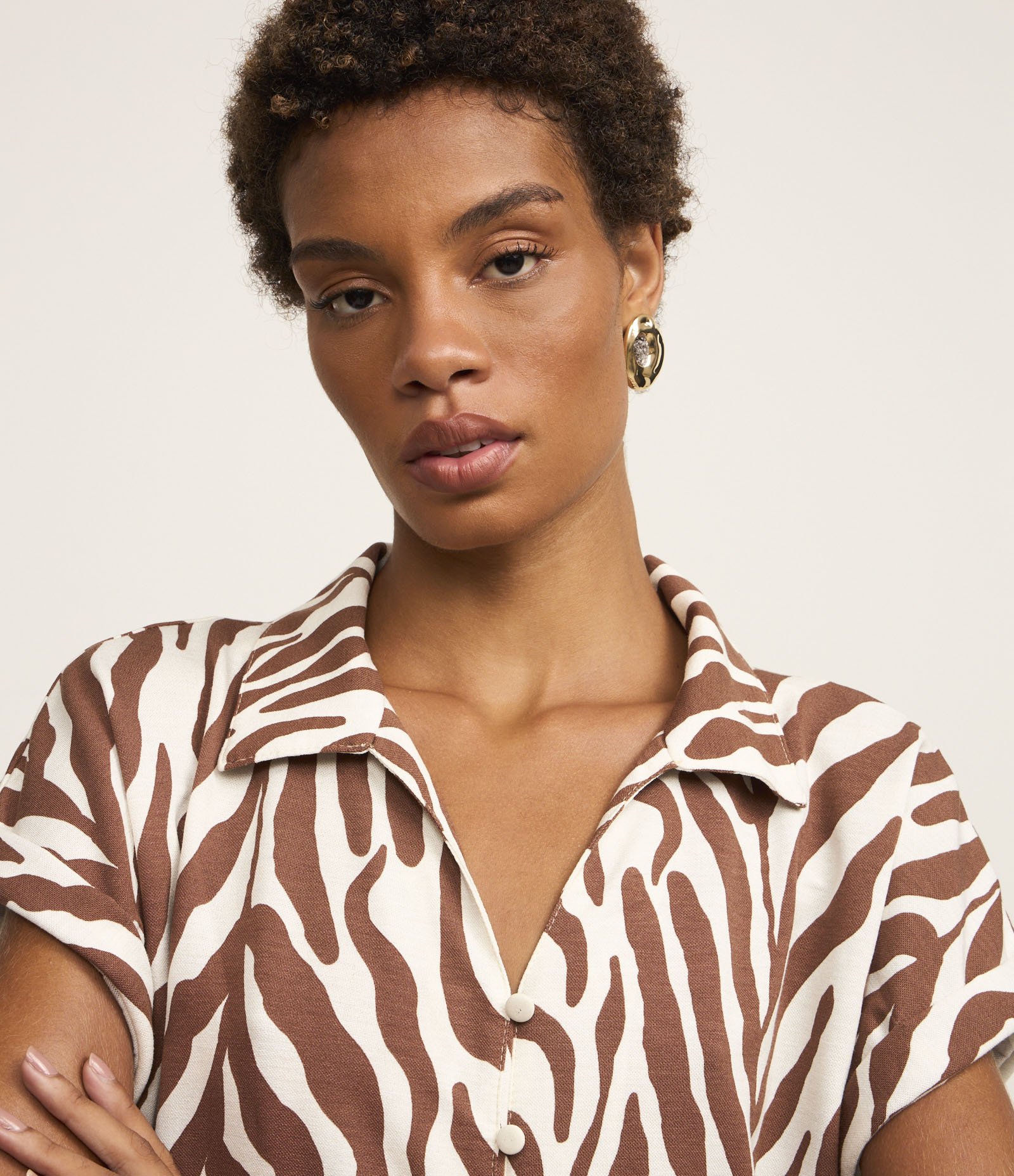 Blusa em Piquet com Botões e Estampa Folhagem Marrom/Branco 4