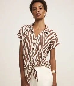 Blusa em Piquet com Botões e Estampa Folhagem